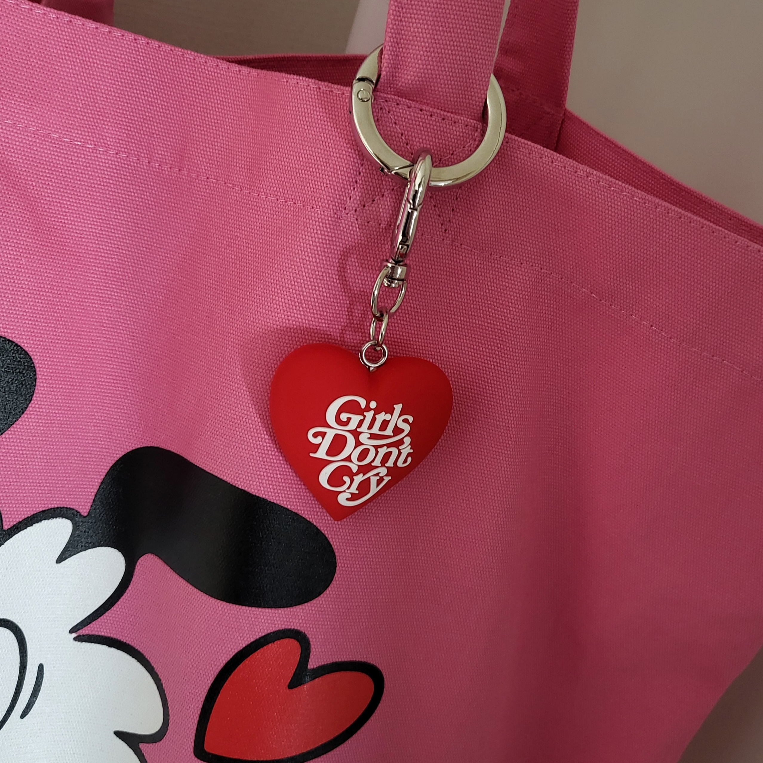 Verdy x Lotte Museum Toet Bag Pink, Verdy x Lotte Museum Girls Don't Cry heart Keyring 착용 스타일 - 2