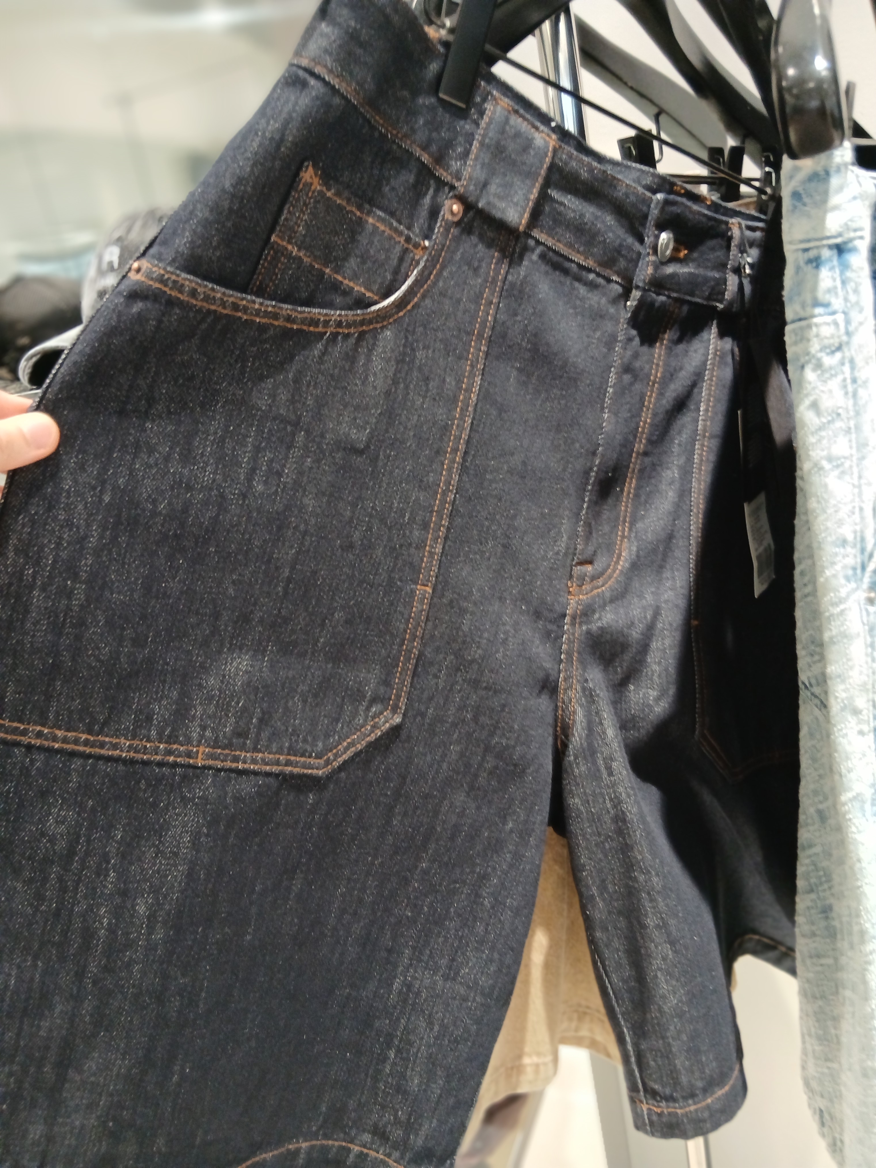 Iro Inatta Pigment-Washed One-Tuck Short Pants Khaki, Iro Palmtree Nylon Ball Cap Navy 착용 스타일 - 7