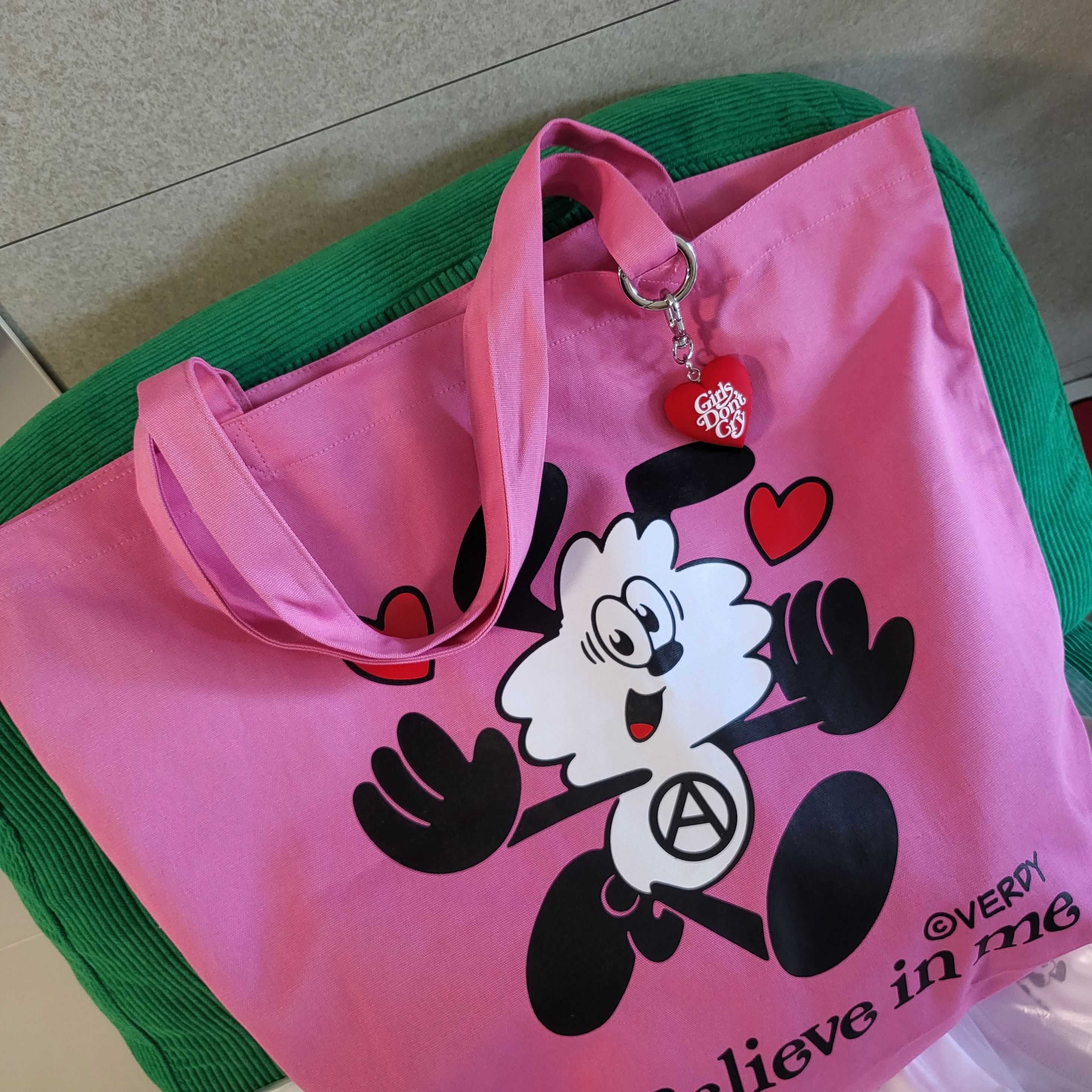 Verdy x Lotte Museum Toet Bag Pink, Verdy x Lotte Museum Girls Don't Cry heart Keyring 착용 스타일 - 1
