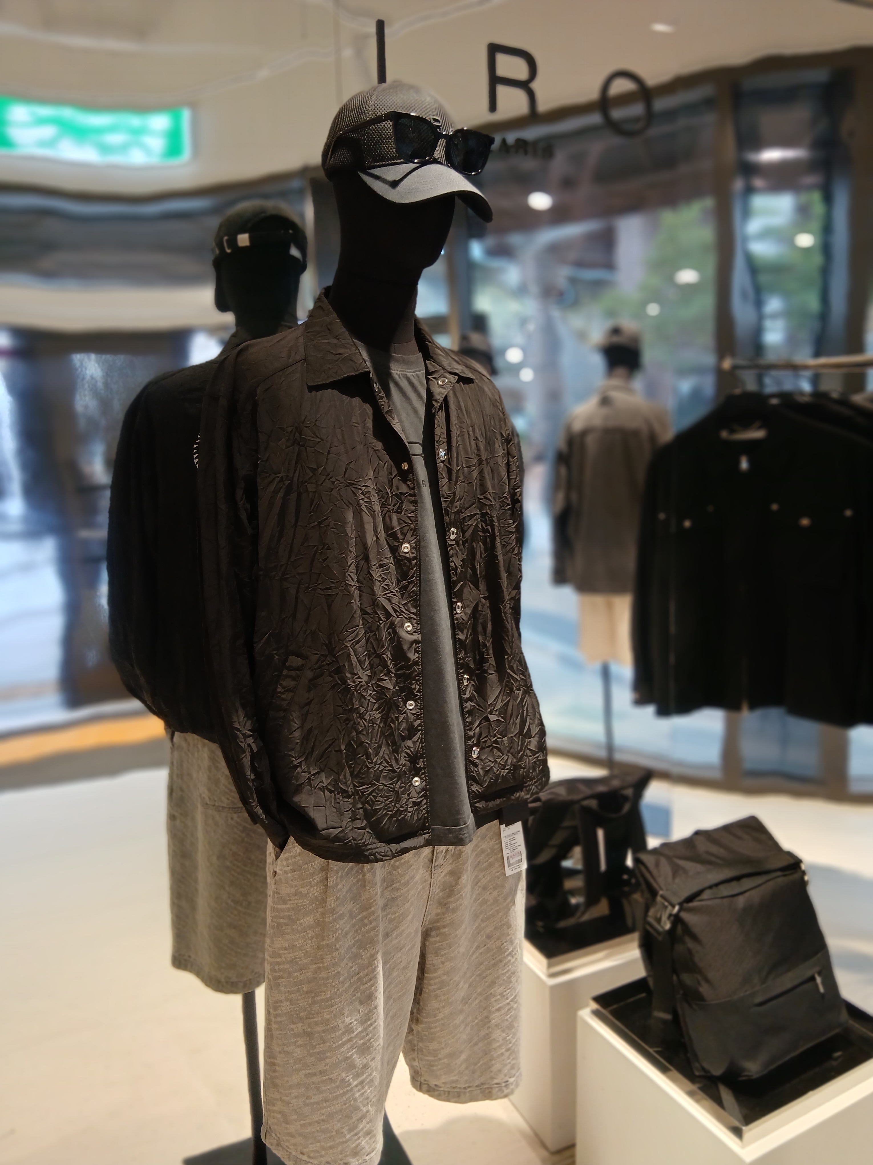 Iro Caris Pigment Washed Logo Long Sleeve T-Shirt Gray, Iro Caliopal Two-Pintuck Light Denim Short Pants Gray 착용 스타일 - 4