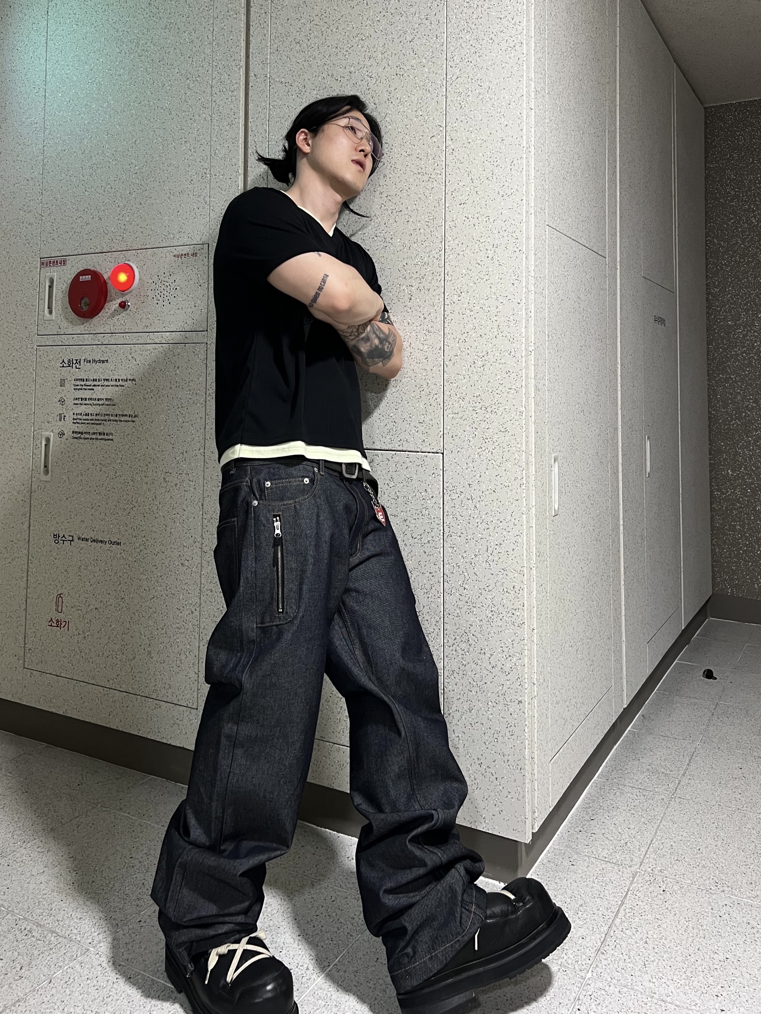 MJD Low-Rise Dual Zip Denim Indigo, Undermycar MU.128 Original Logo Cracked Leather Belt Silver / Black 착용 스타일 - 6