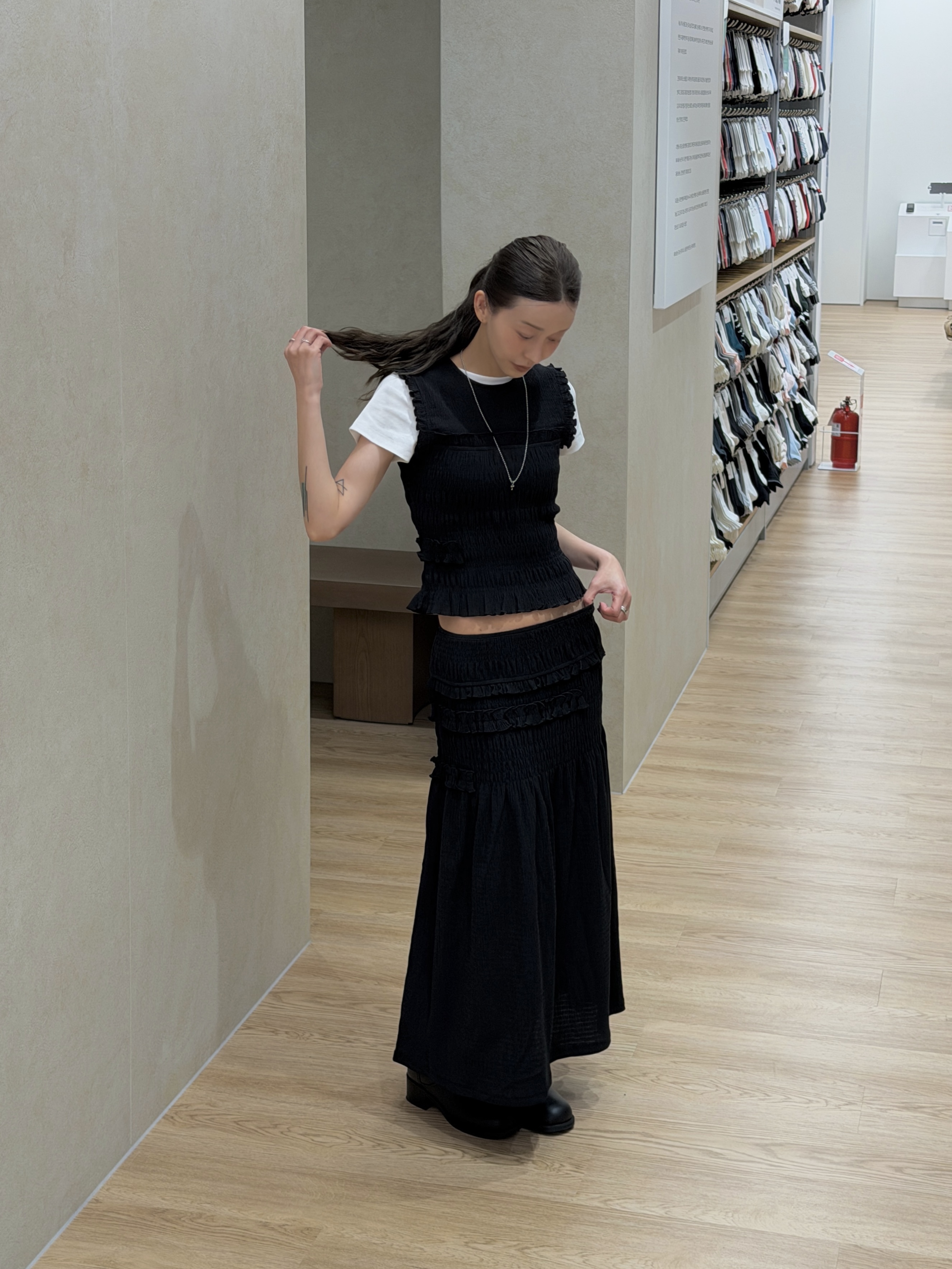 (W) Uniqlo x Cecilie Bahnsen Shirring Sleeveless Top Black, (W) Uniqlo x Cecilie Bahnsen Shirring Skirt Black 착용 스타일 - 4