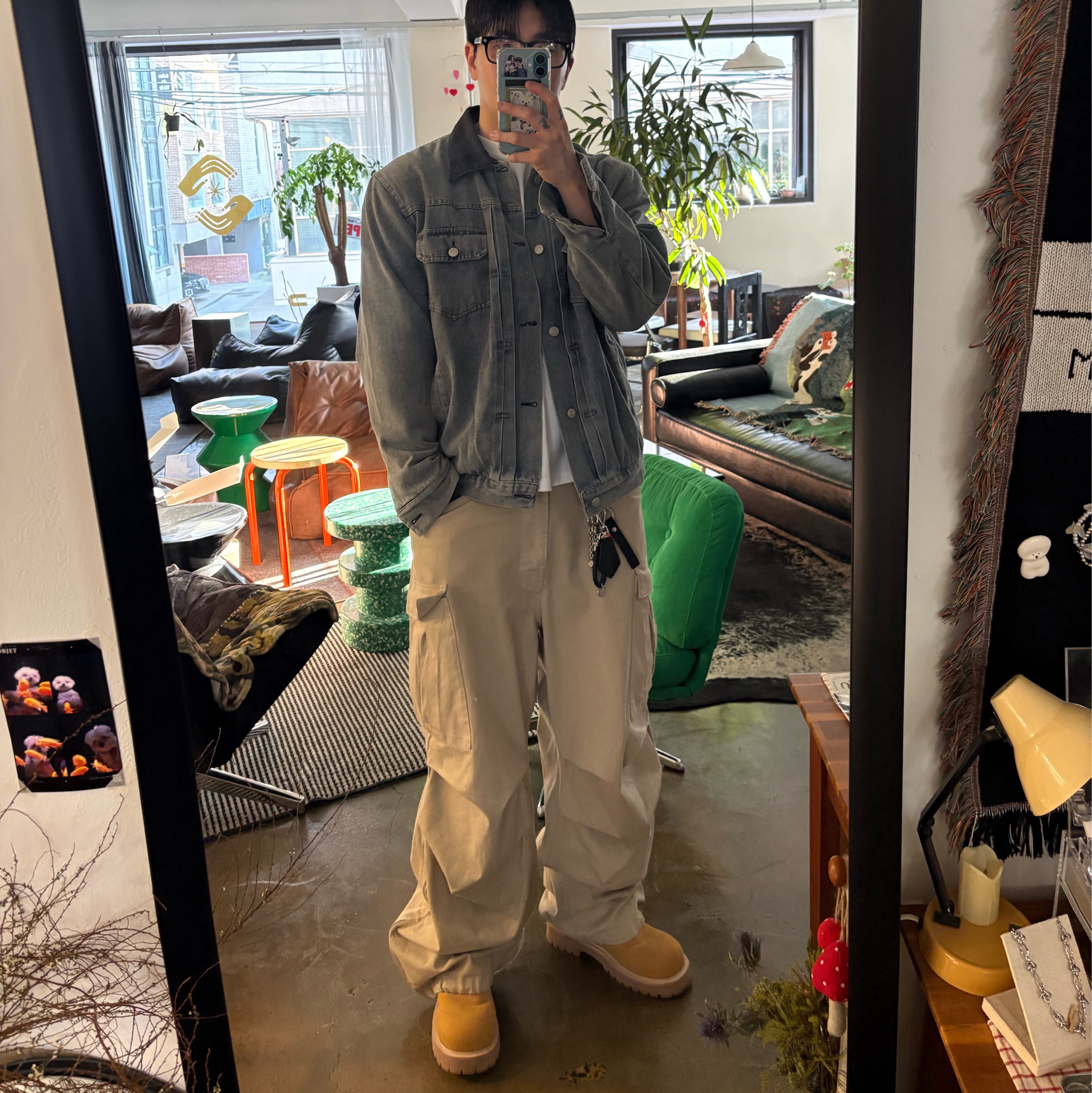 Stussy x Levi's Embossed Trucker Jacket Indigo, Nonnod Side Zip Cargo Pants Beige 착용 스타일 - 4