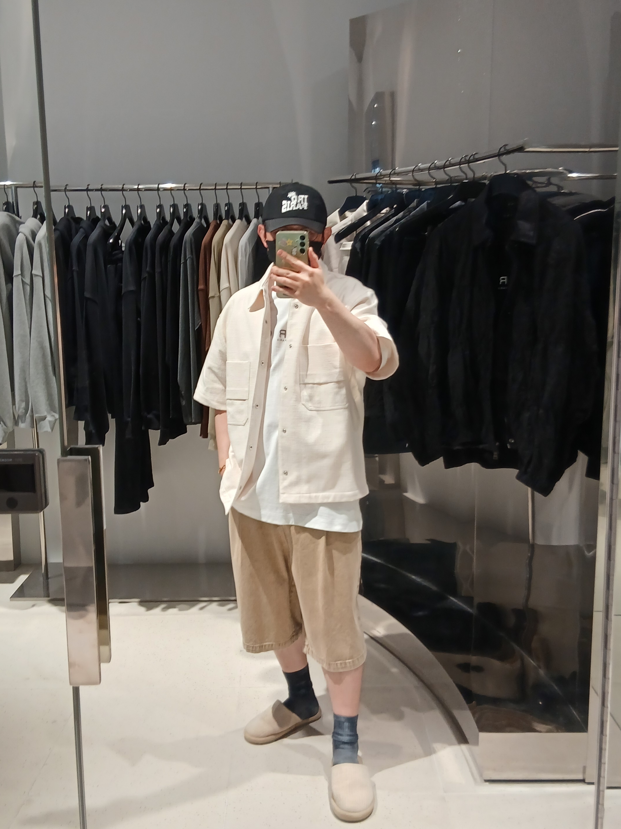 Iro Inatta Pigment-Washed One-Tuck Short Pants Khaki, Iro Palmtree Nylon Ball Cap Navy 착용 스타일 - 2