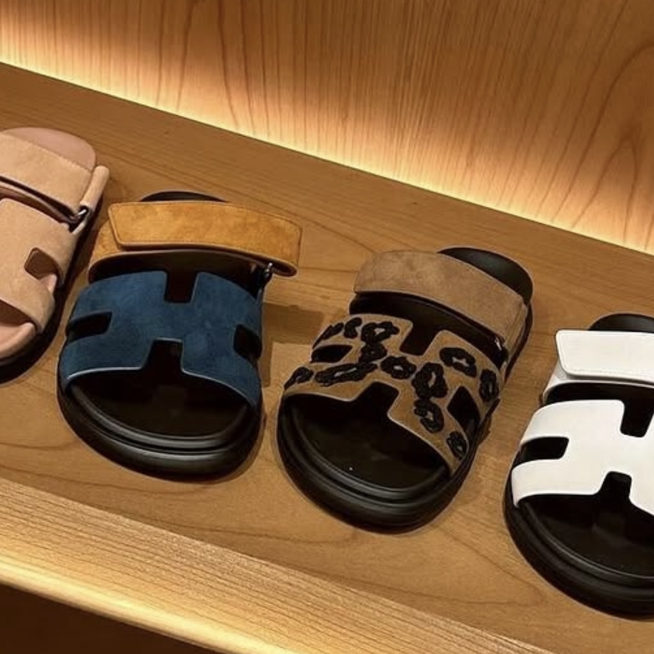 (W) Hermes Chypre Sandal Suede Goatskin & Vert Mousse Naturel 착용 스타일