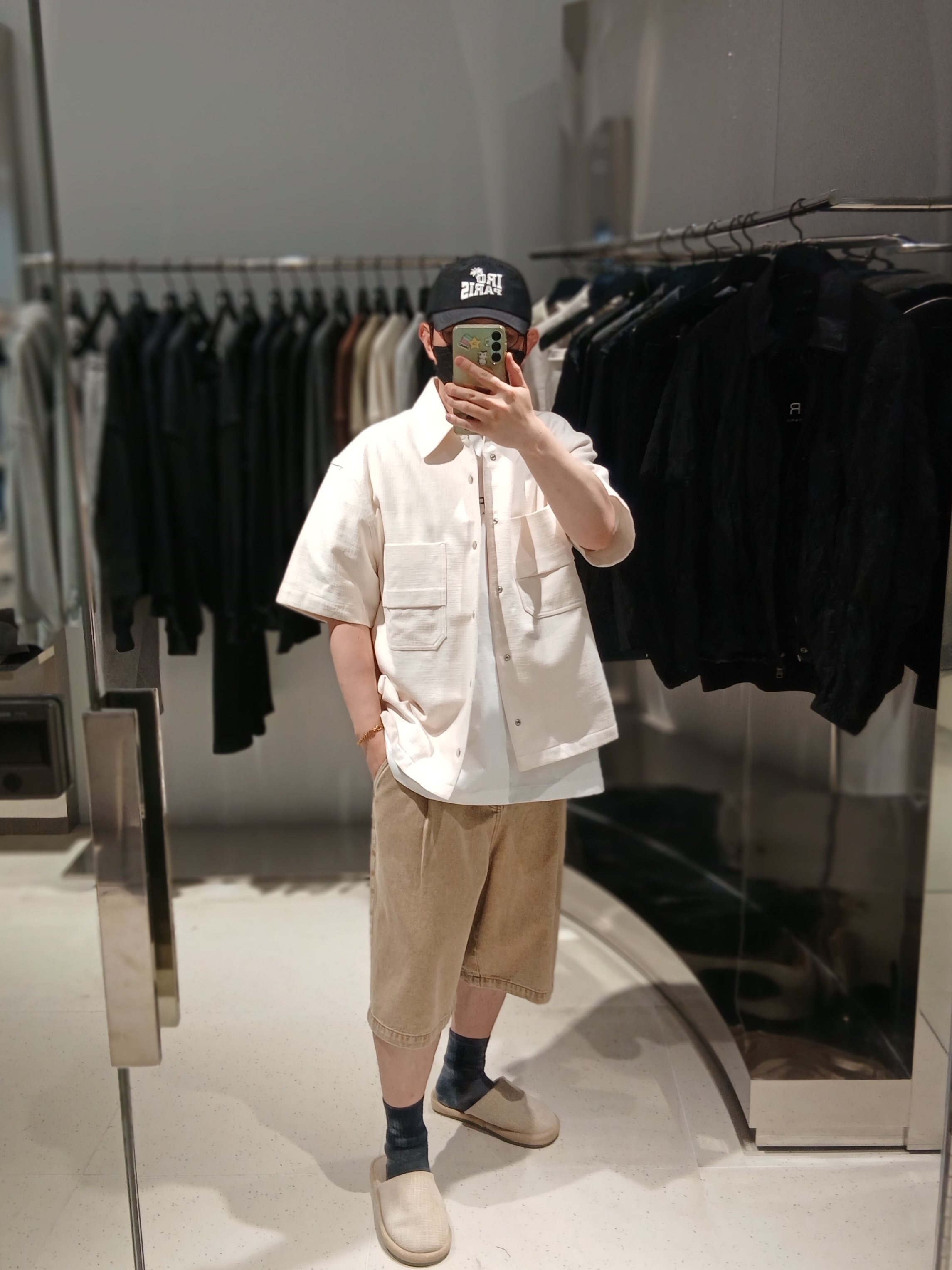 Iro Inatta Pigment-Washed One-Tuck Short Pants Khaki, Iro Palmtree Nylon Ball Cap Navy 착용 스타일 - 1