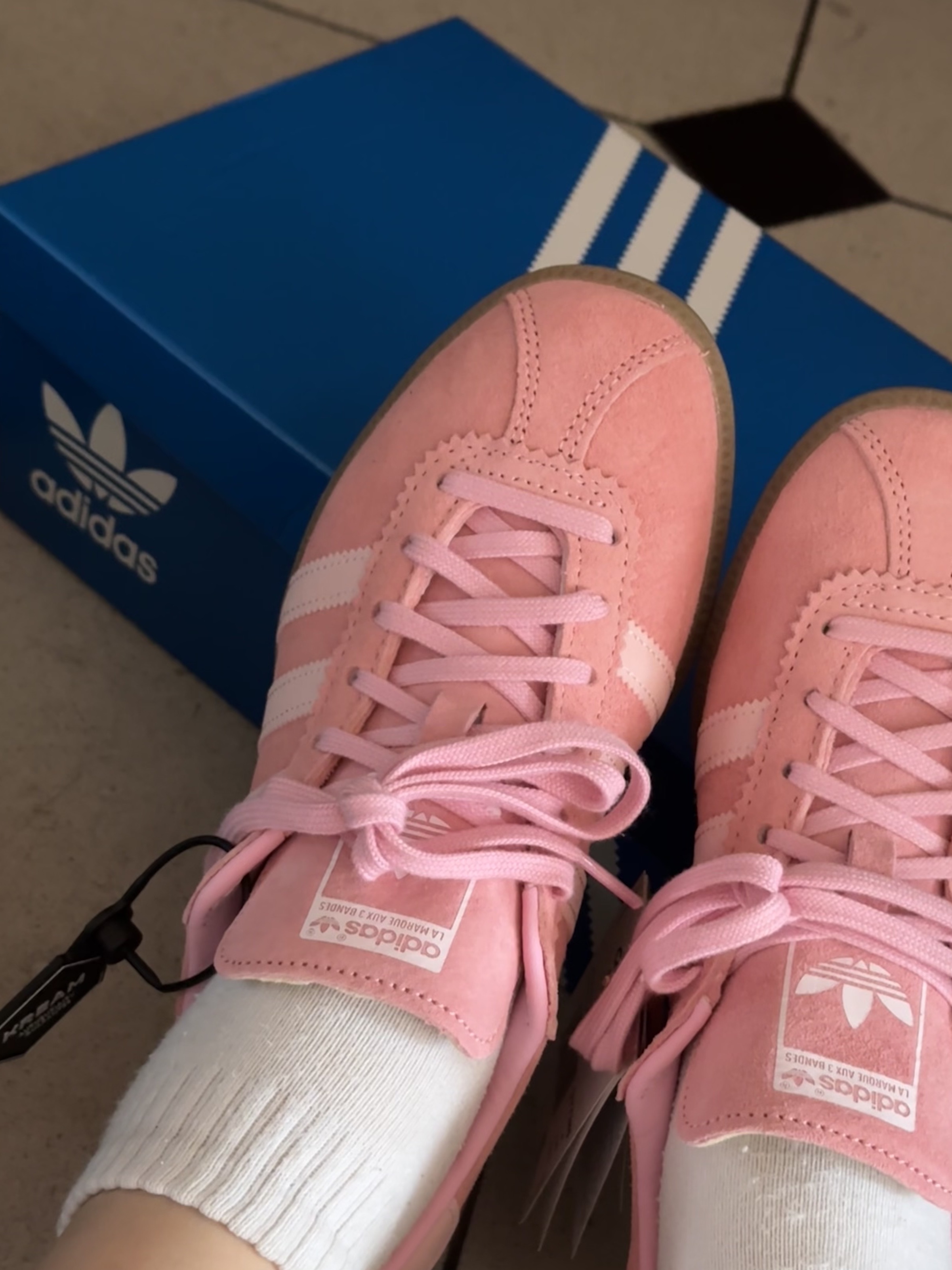 Adidas Bermuda Glow Pink 착용 스타일