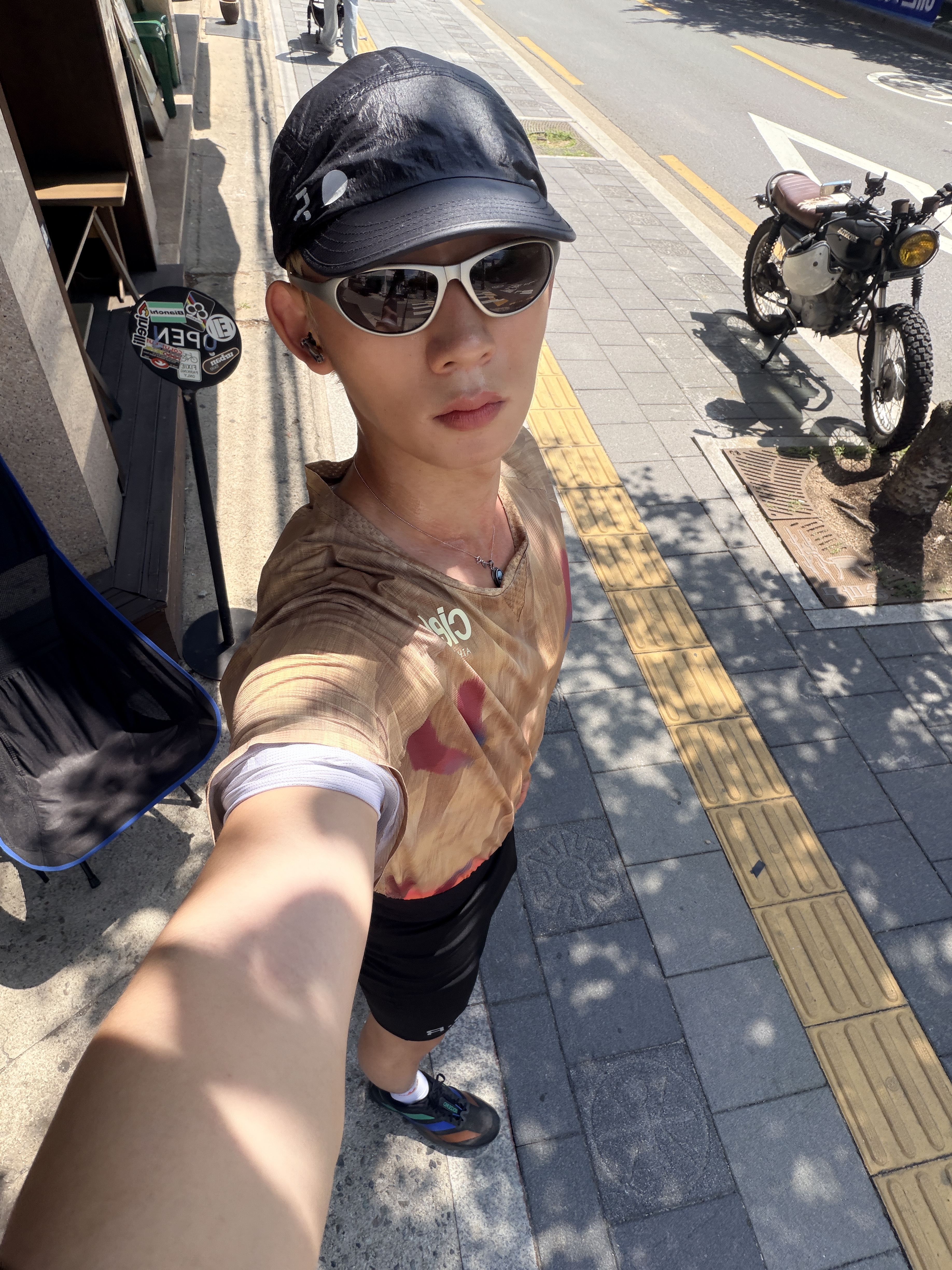 Montbell Trekking Glasses Silver Metallic Light Grey, Optimistic Runners Nylon Cap Black 착용 스타일 - 2