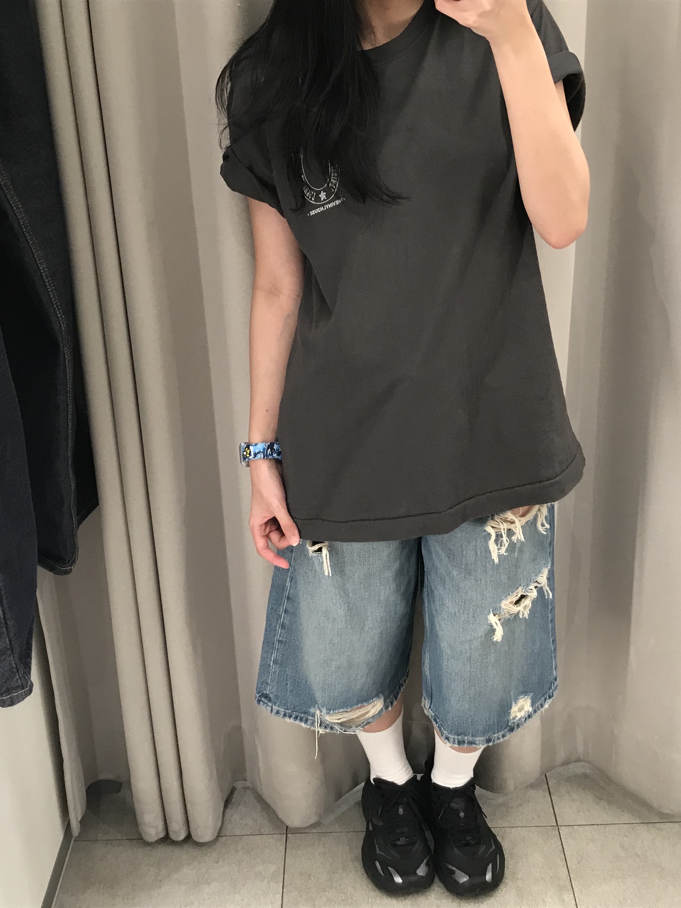 [KREAM 단독] Thevinylhouse Lucky House Tee Charcoal 착용 스타일 - 2