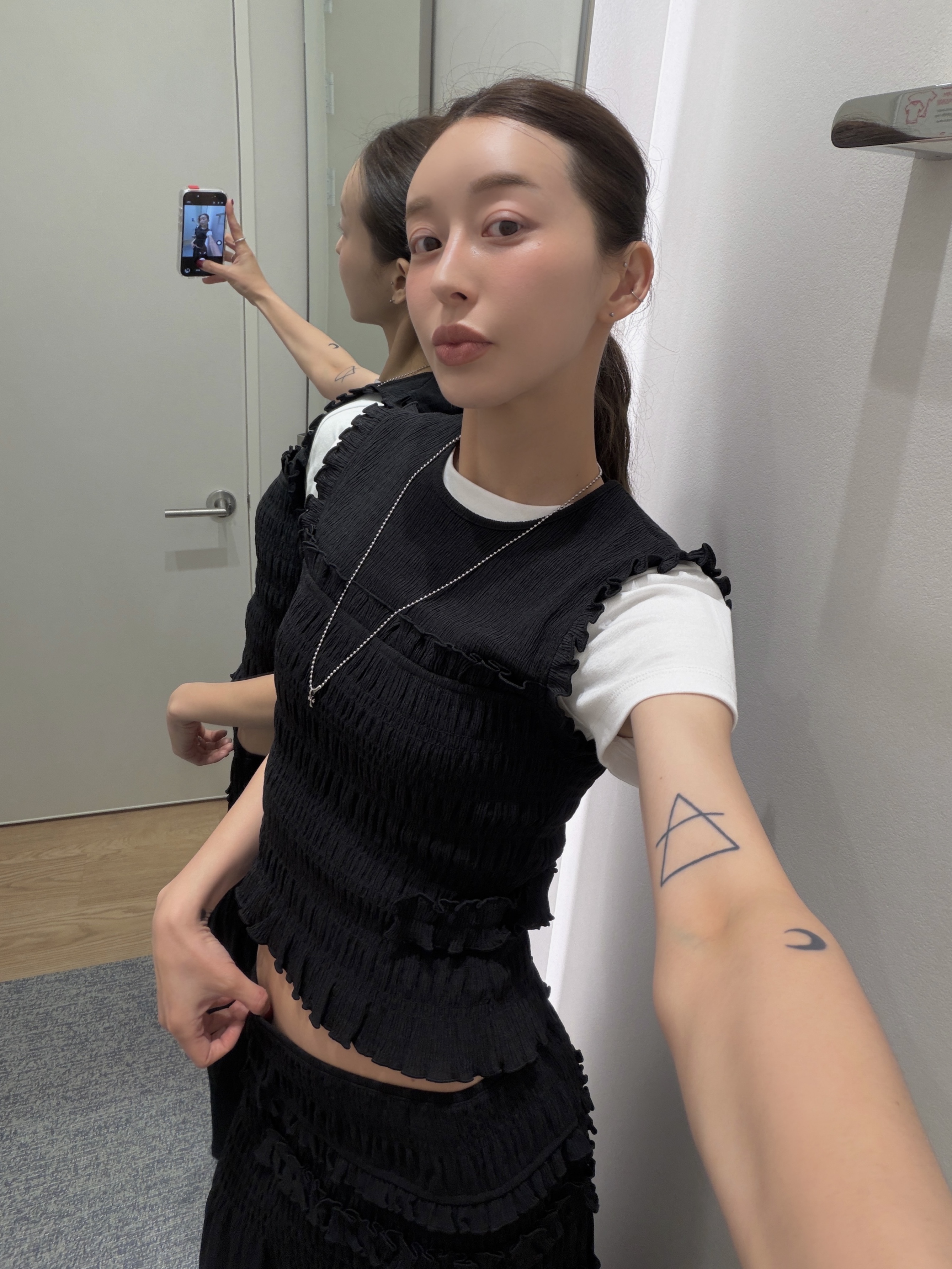 (W) Uniqlo x Cecilie Bahnsen Shirring Sleeveless Top Black, (W) Uniqlo x Cecilie Bahnsen Shirring Skirt Black 착용 스타일 - 5