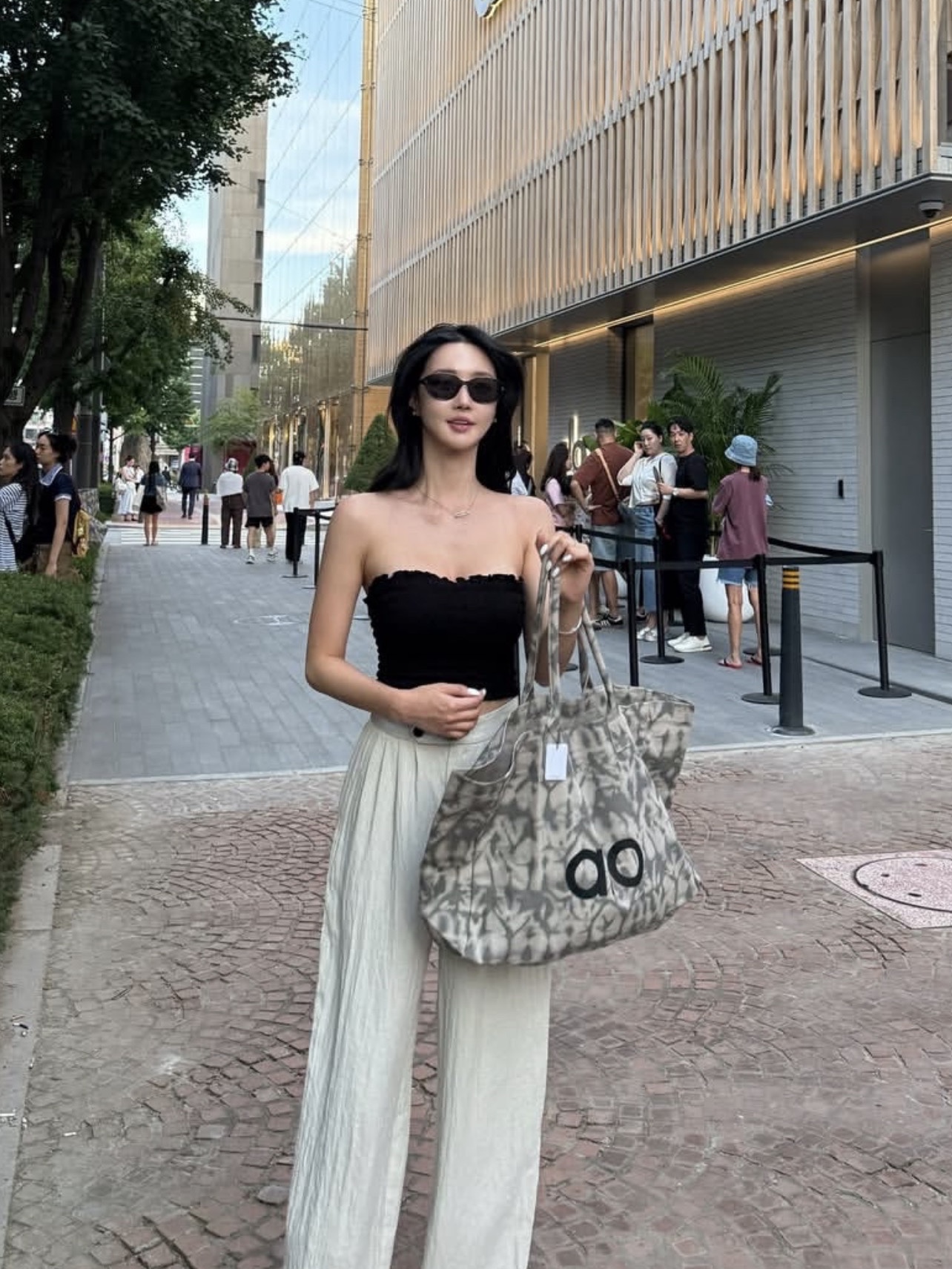 Alo Yoga Iconic Shopper Tote Bag Grey Tiedye 착용 스타일 - 3