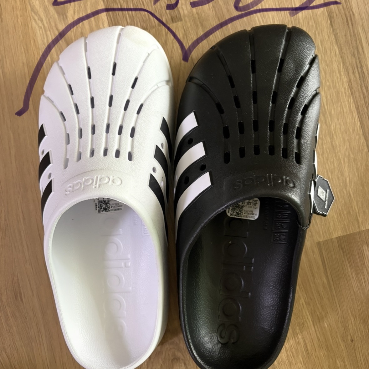 Adidas Adilette Clog Black White 착용 스타일