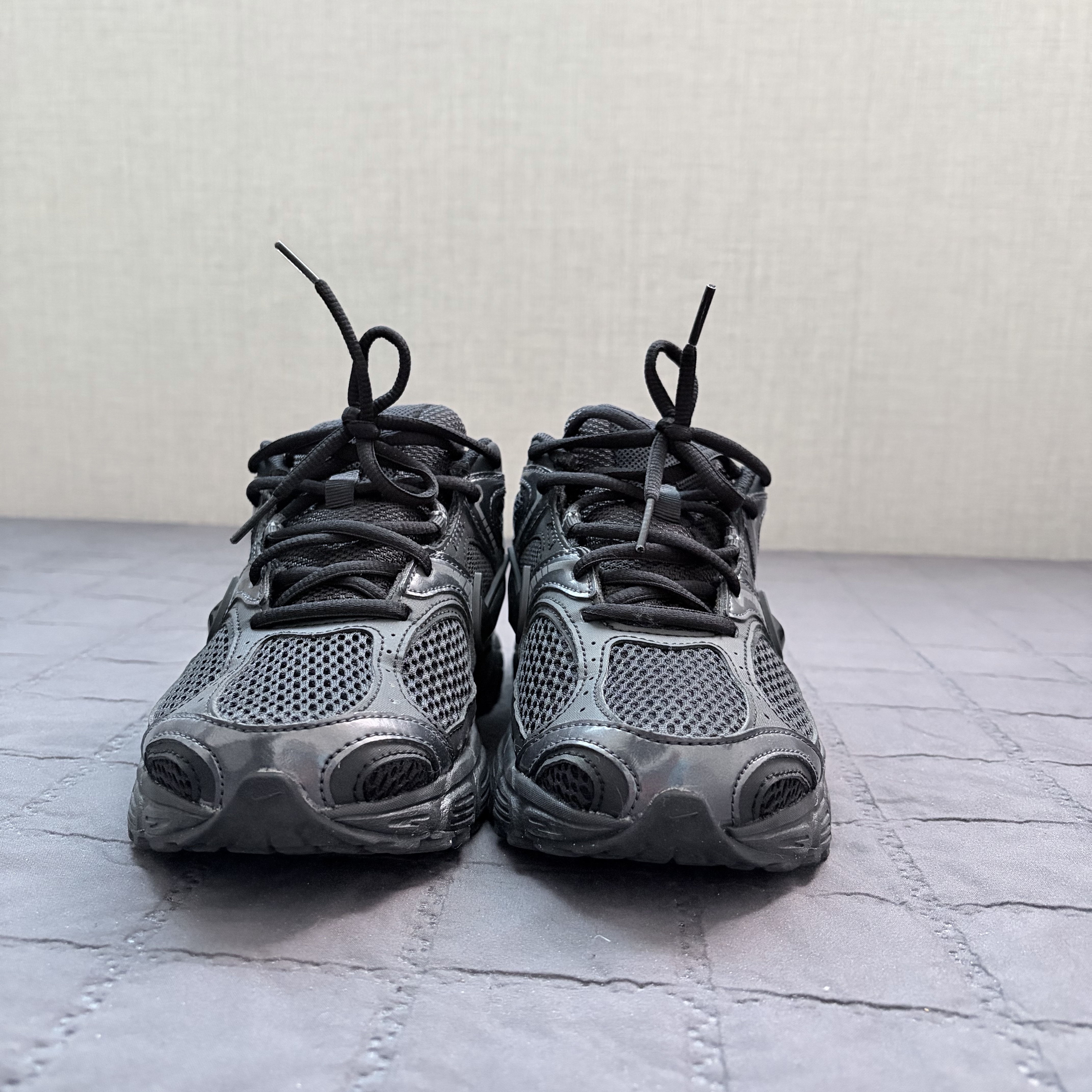 Nike V5 RNR Black Anthracite 착용 스타일 - 1