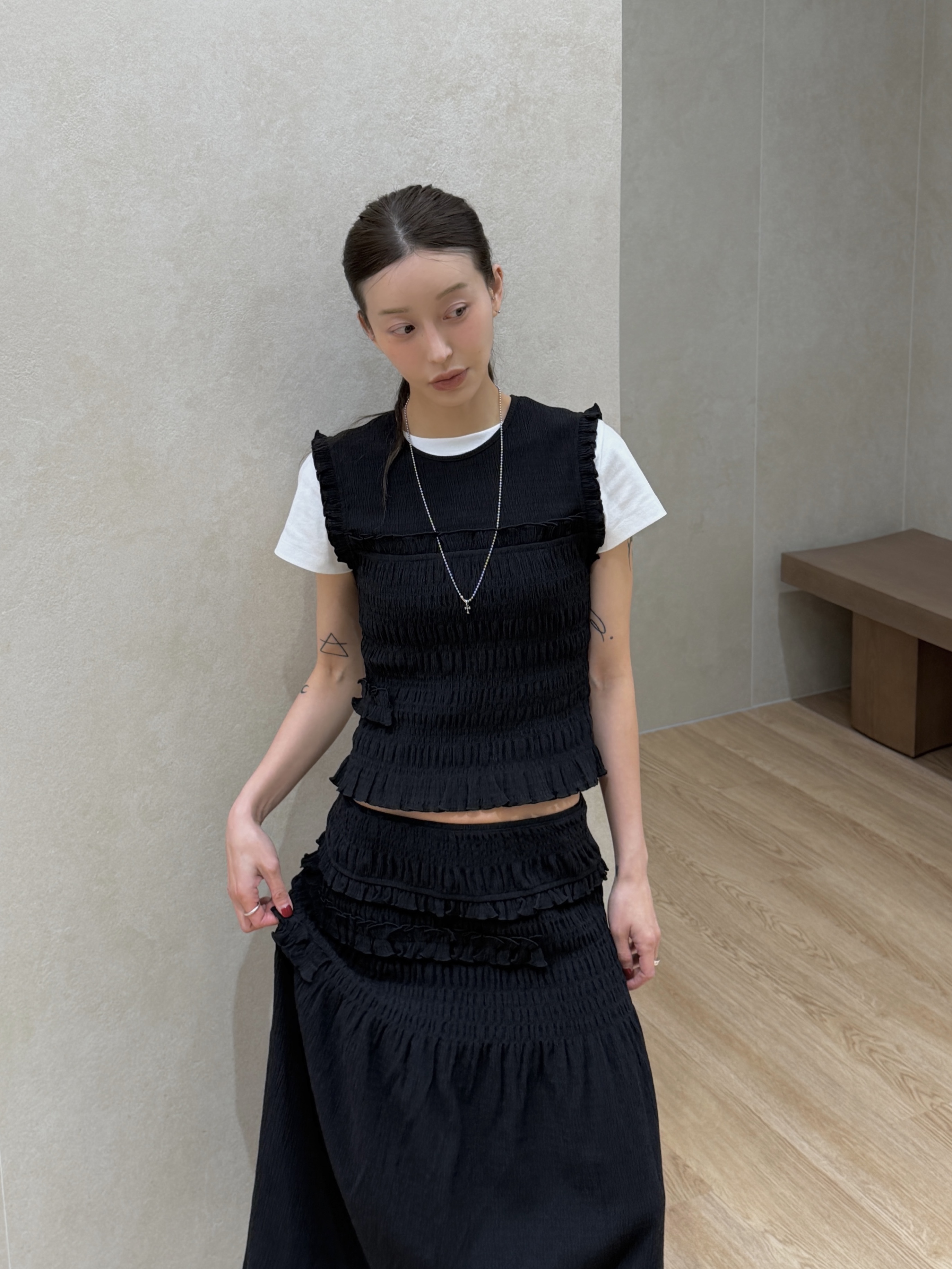 (W) Uniqlo x Cecilie Bahnsen Shirring Sleeveless Top Black, (W) Uniqlo x Cecilie Bahnsen Shirring Skirt Black 착용 스타일 - 3