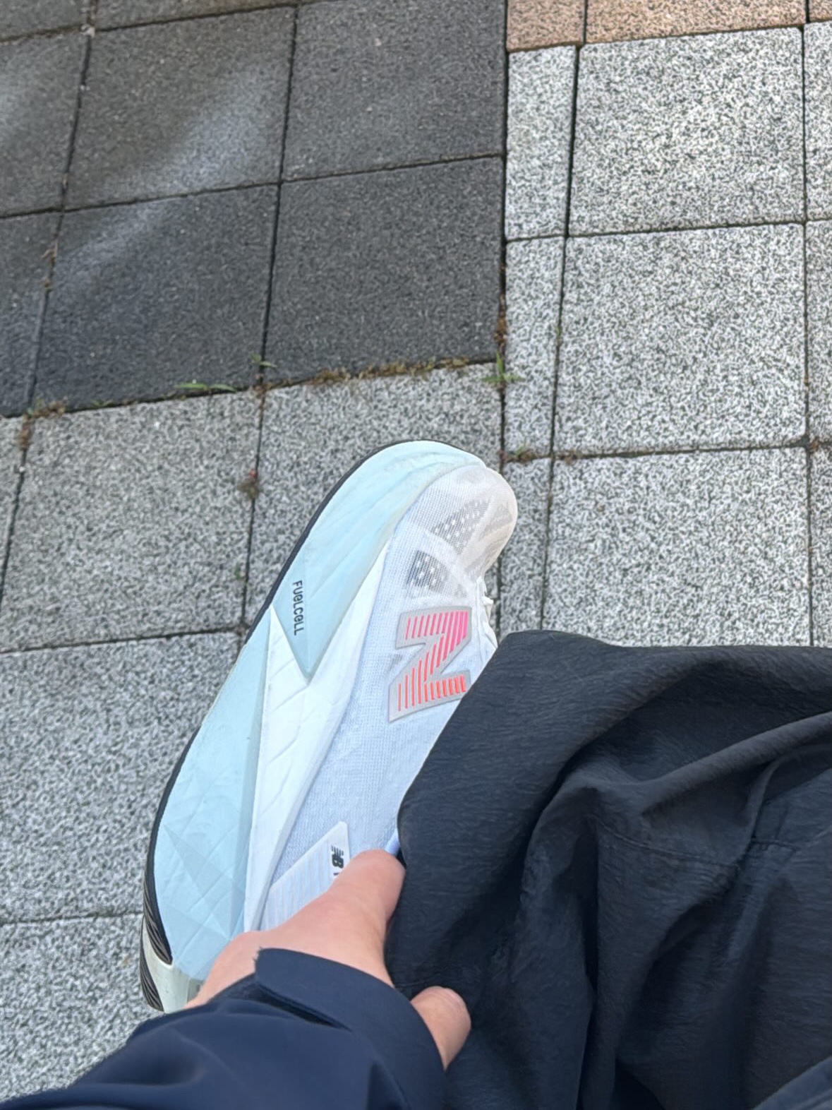 New Balance FuelCell Rebel v5 NB 103 White Pink Heat - 2E Wide 착용 스타일