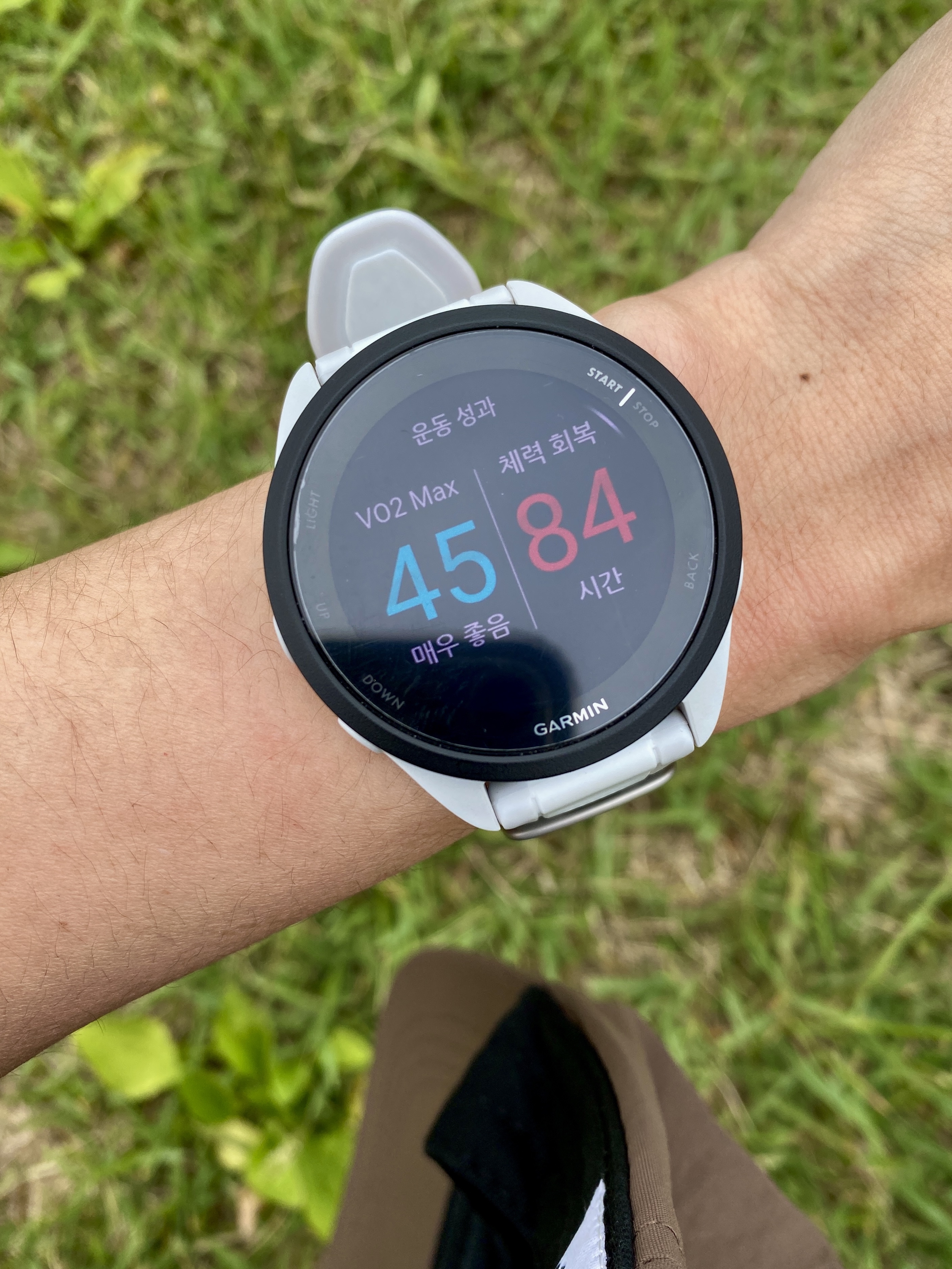 [10% 적립] Garmin Forerunner 165 GPS Mist Gray White Stone 착용 스타일 - 1
