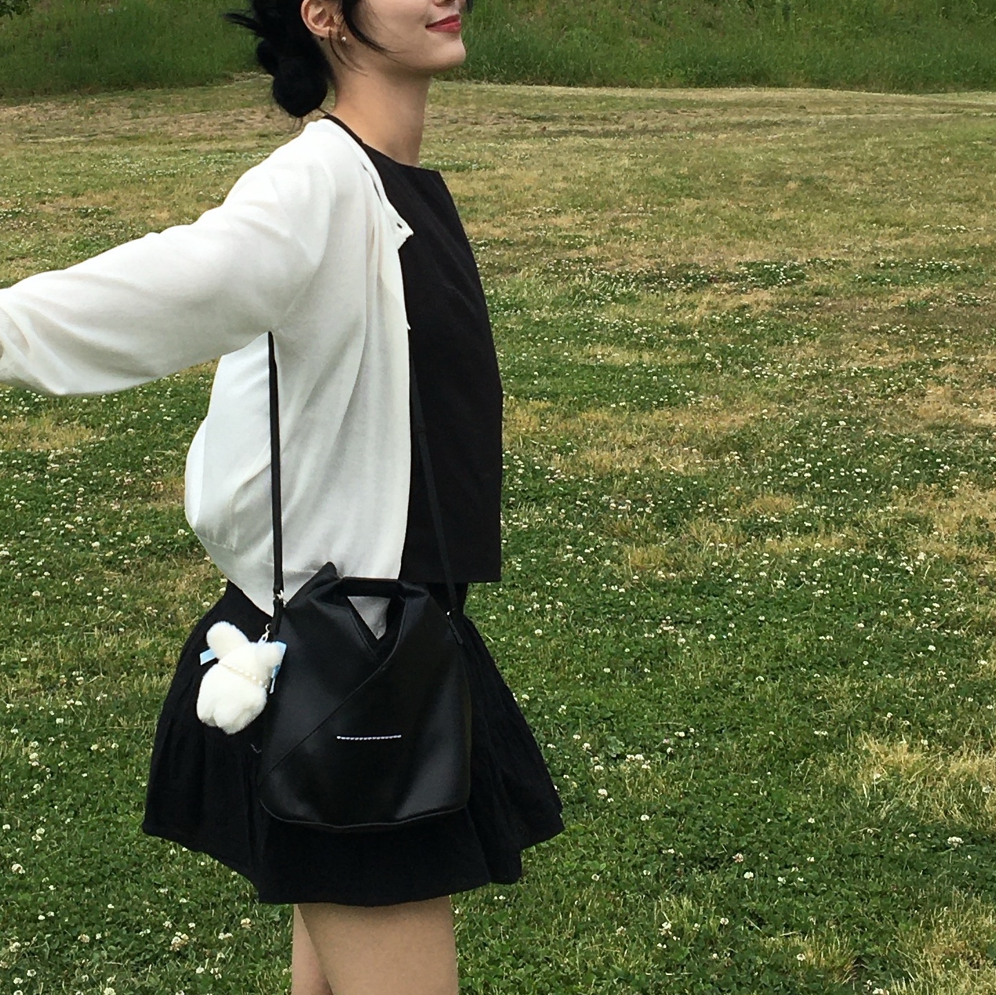MM6 Maison Margiela Japanese Classic Crossbody Bag Black, Stussy Chenille S Low Pro Cap Natural 착용 스타일 - 3