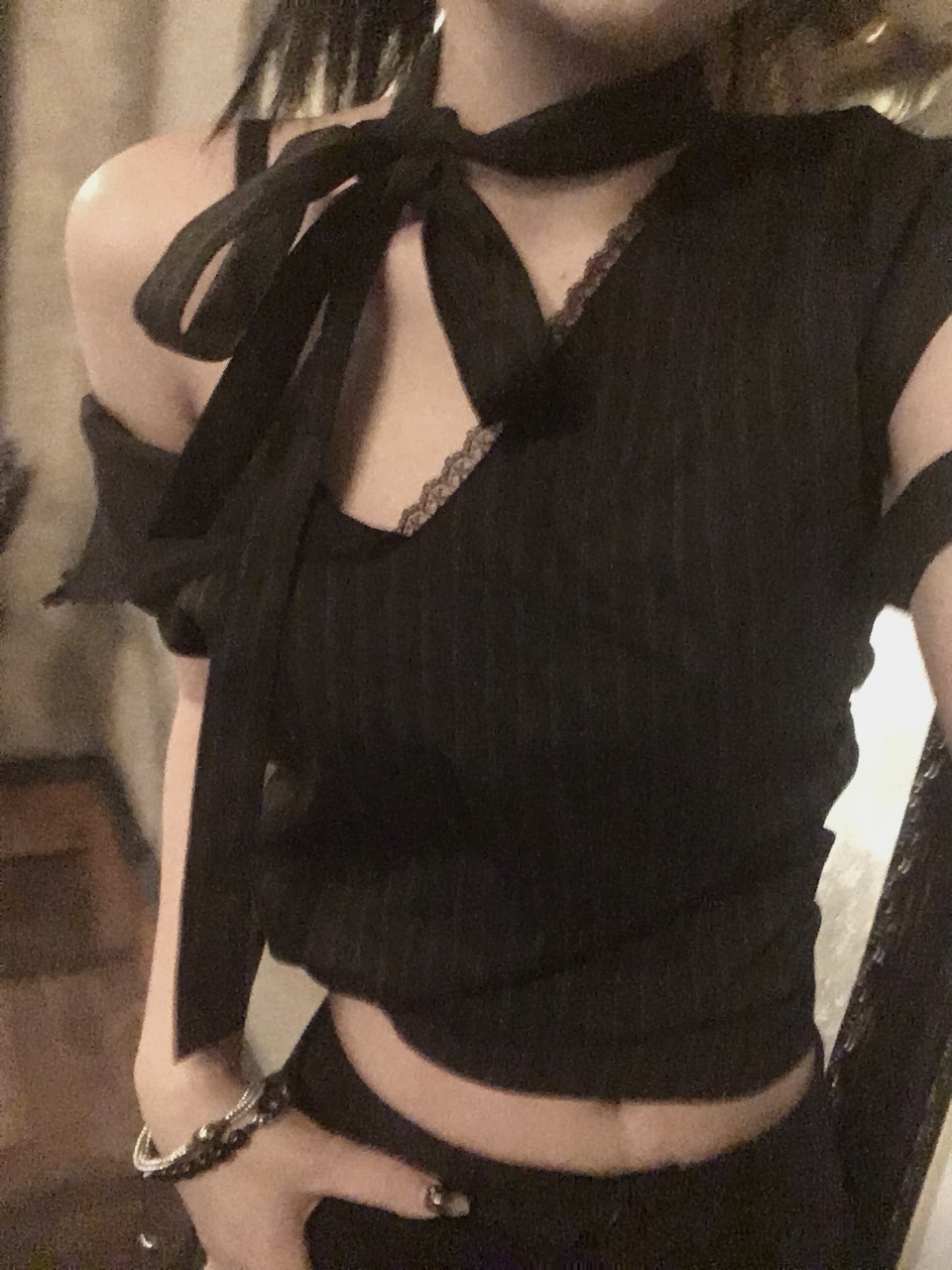 SØAR Stripe Slit Race Blouse Black 착용 스타일 - 3