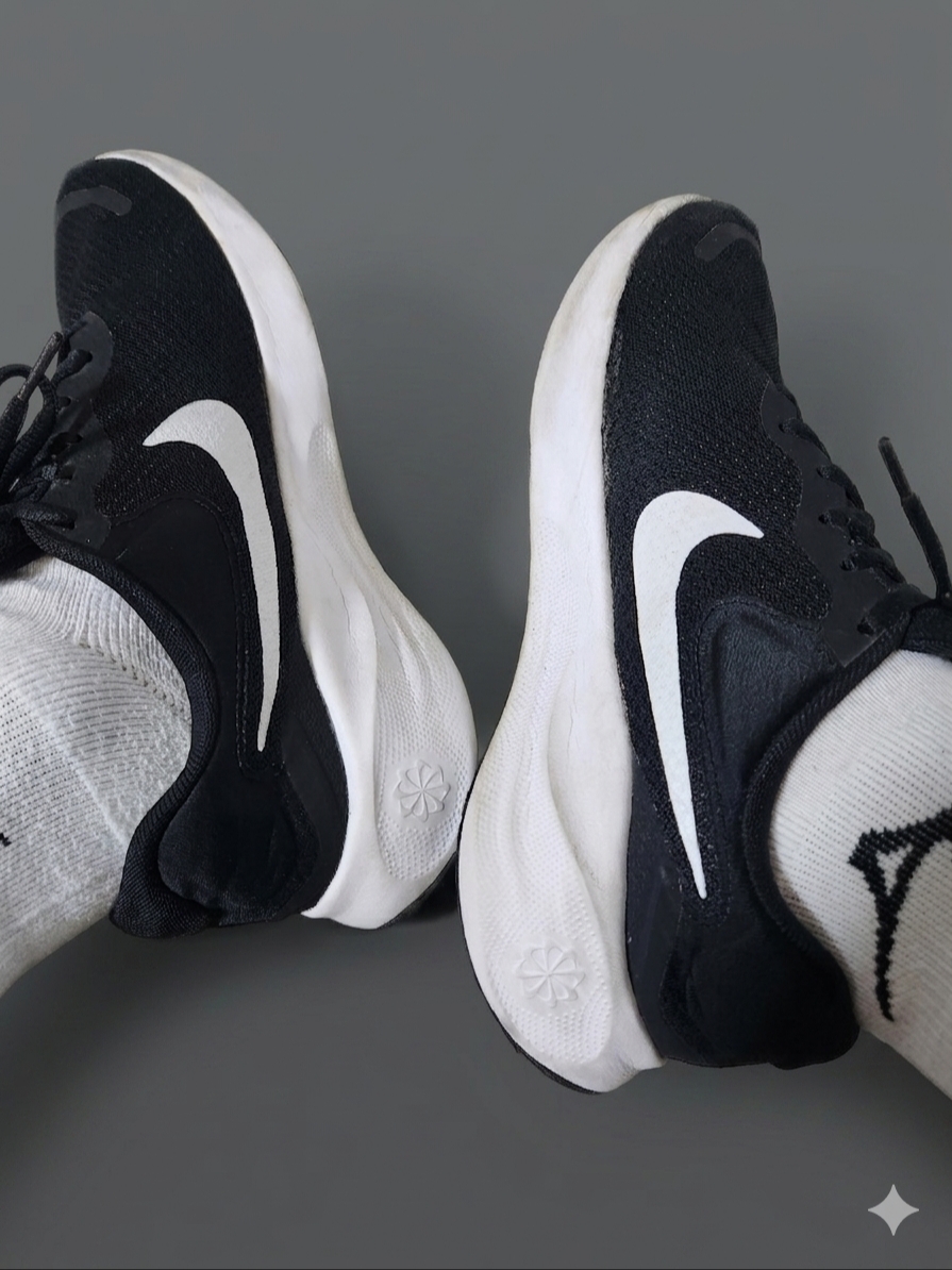 Nike Revolution 7 Black White 착용 스타일