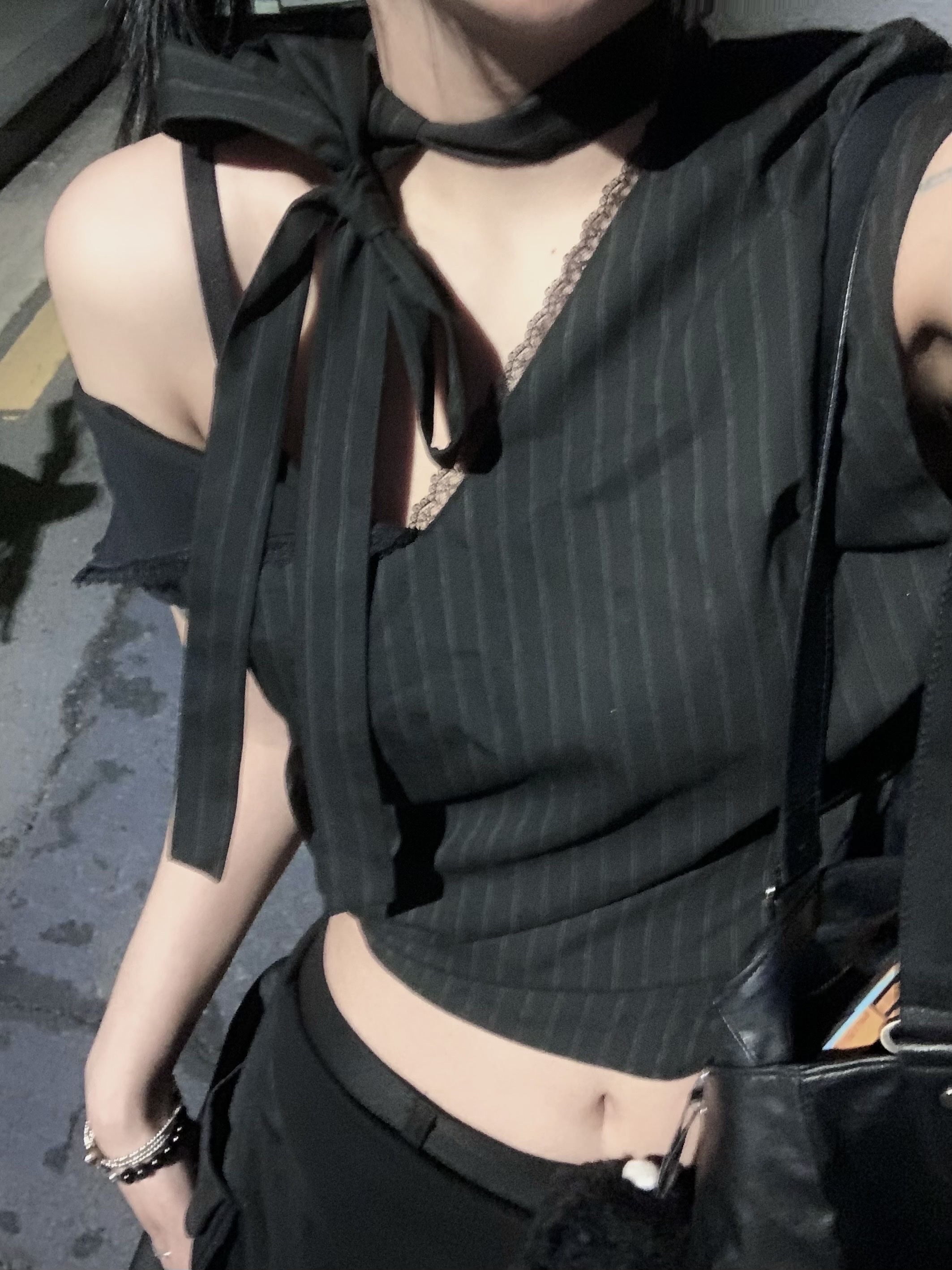 SØAR Stripe Slit Race Blouse Black 착용 스타일 - 1