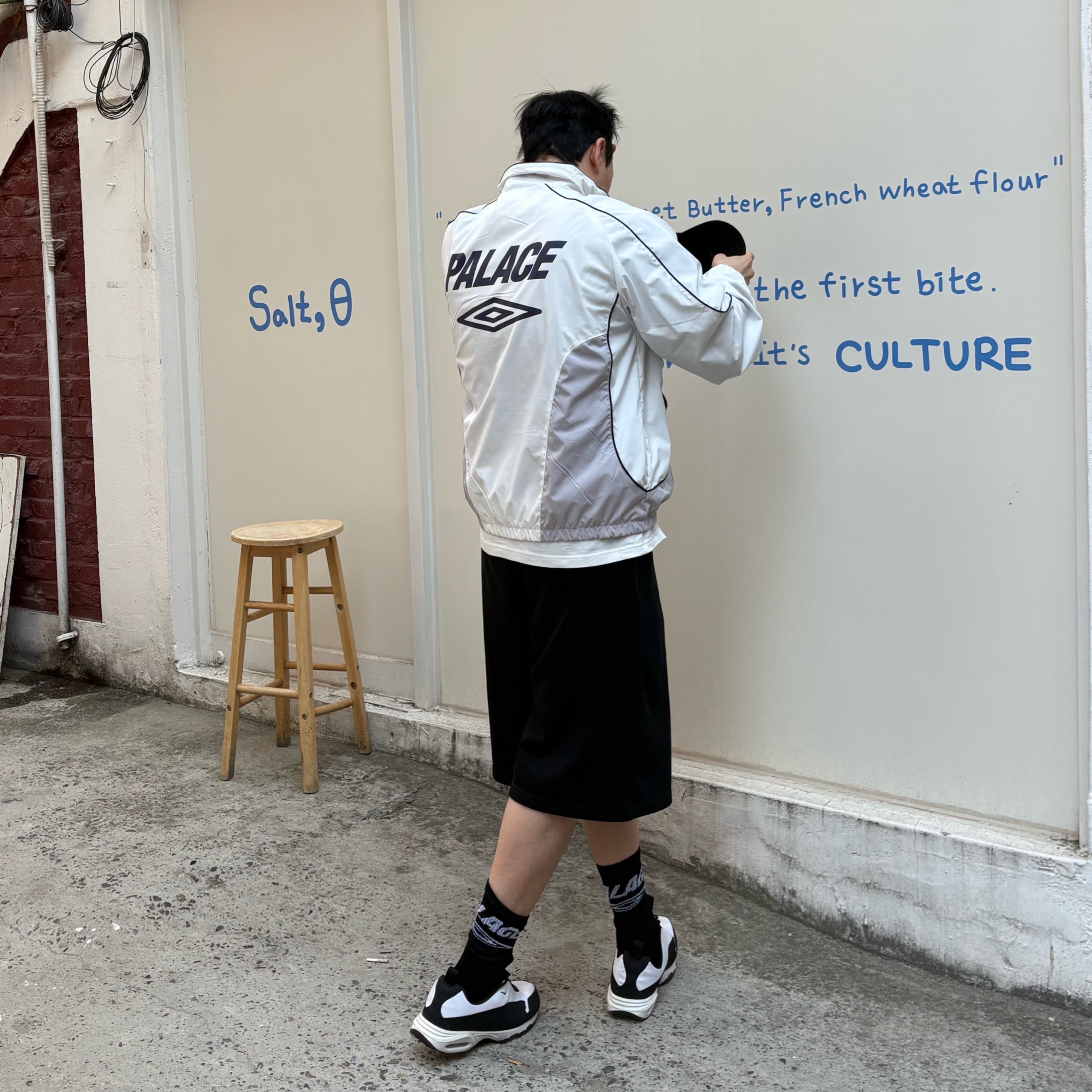 Palace x Umbro Track Jacket White - 24SS, Kamien x KOIN SEOUL K Logo Ball Cap Black 착용 스타일 - 2