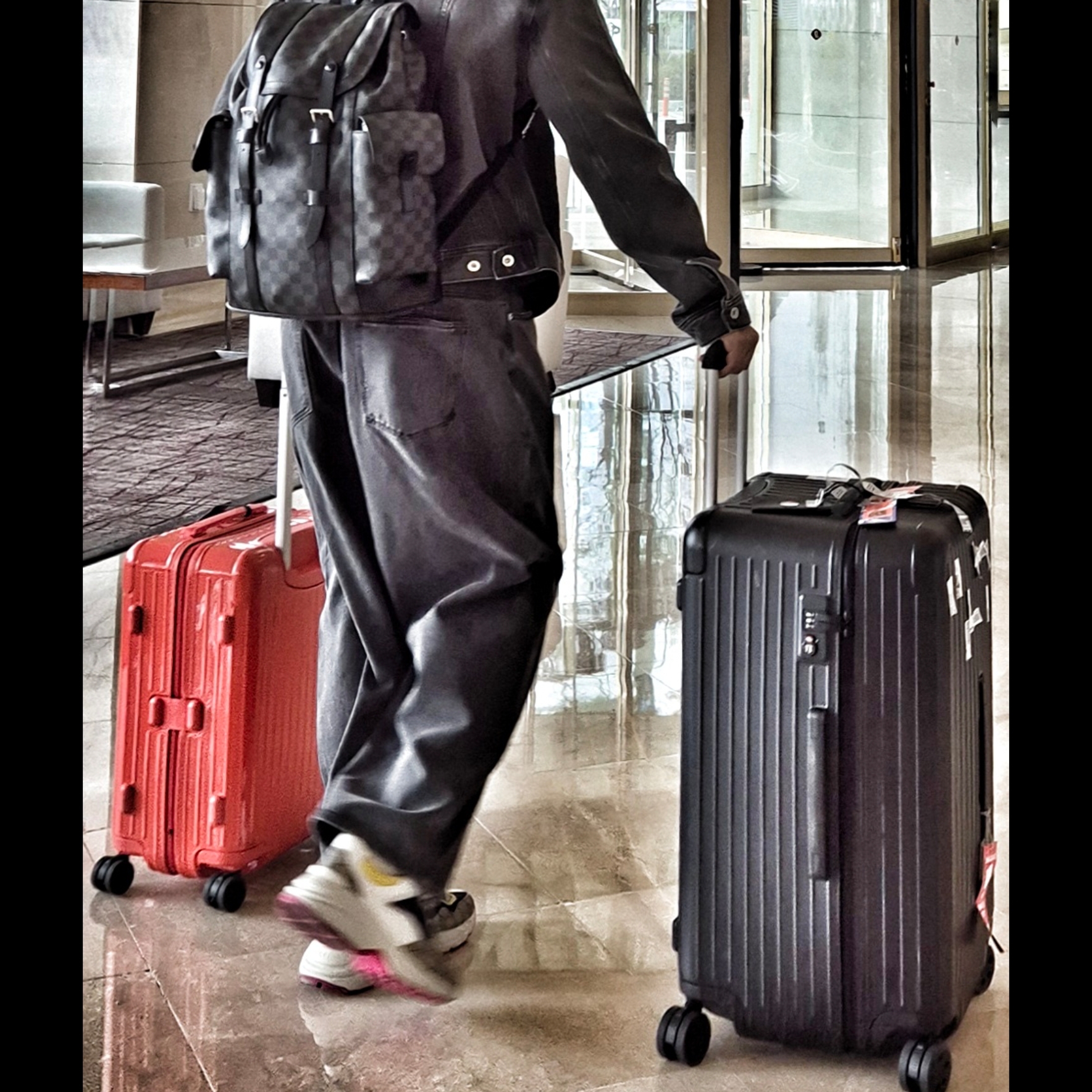 Rimowa Essential Trunk Plus Polycarbonate Suitcase Ballerina Pink, Rimowa Essential Cabin Polycarbonate Suitcase Terracotta Red 착용 스타일 - 1