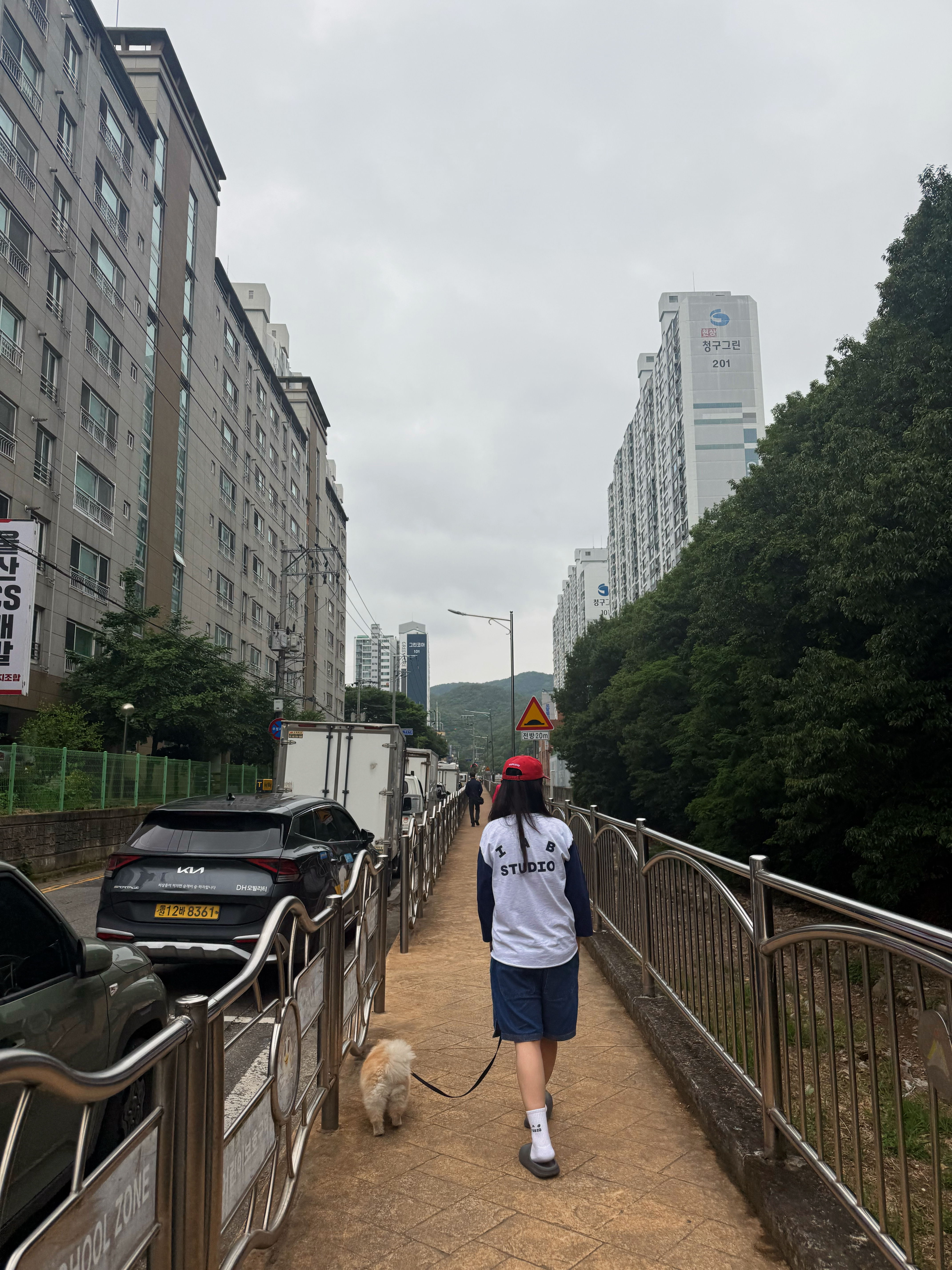 IAB Studio 3/4 Sleeve T-shirt Gray Navy, IAB Studio Denim Shorts Deep Blue 착용 스타일 - 2
