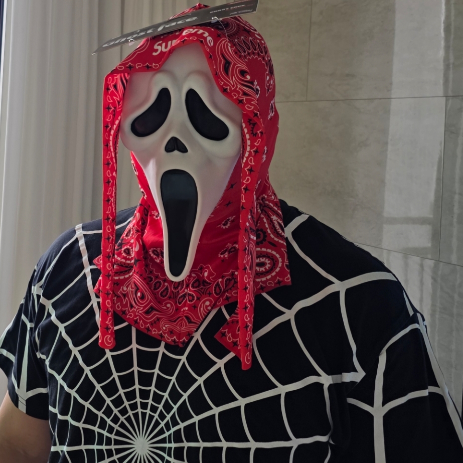 Supreme Ghostface Mask Red - 26SS, Supreme x Hanes Spider-Man Tagless T-Shirt Black (2 Pack) - 26SS 착용 스타일