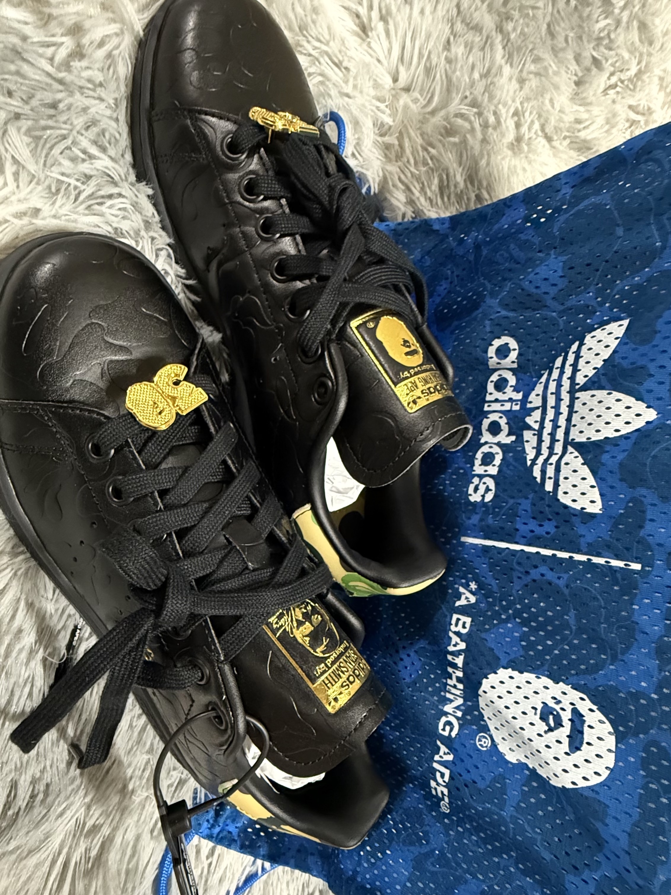 Adidas x BAPE Stan Smith Core Black Gold Metallic 착용 스타일 - 1