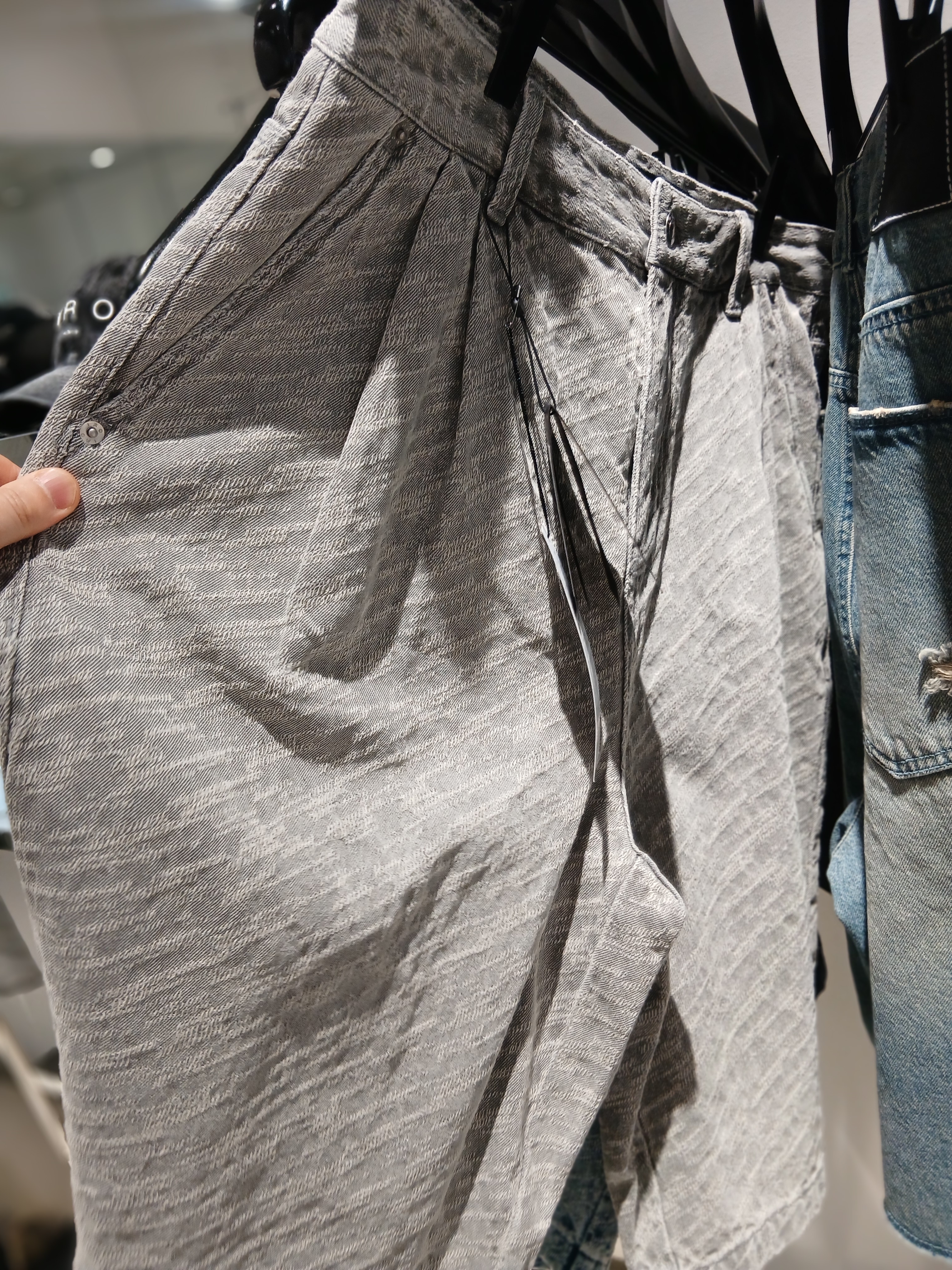 Iro Caliopal Two-Pintuck Light Denim Short Pants Gray, Iro Palmtree Nylon Ball Cap Navy 착용 스타일 - 9