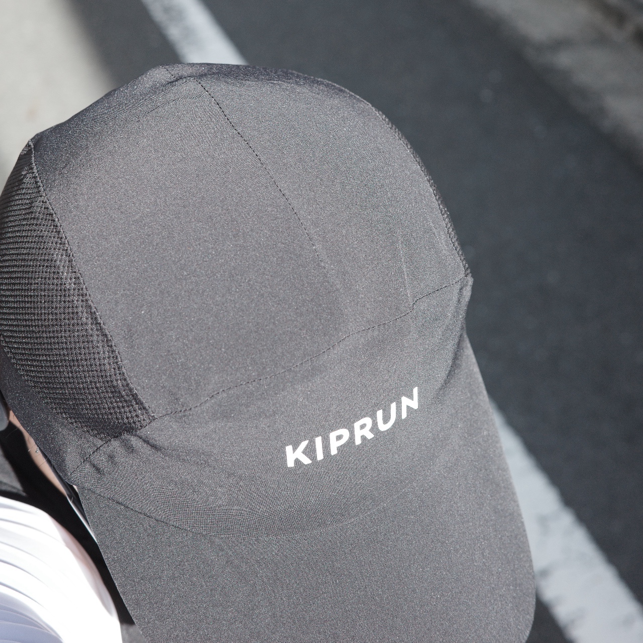 DECATHLON Running Cap V2 Smoked Black 착용 스타일 - 2