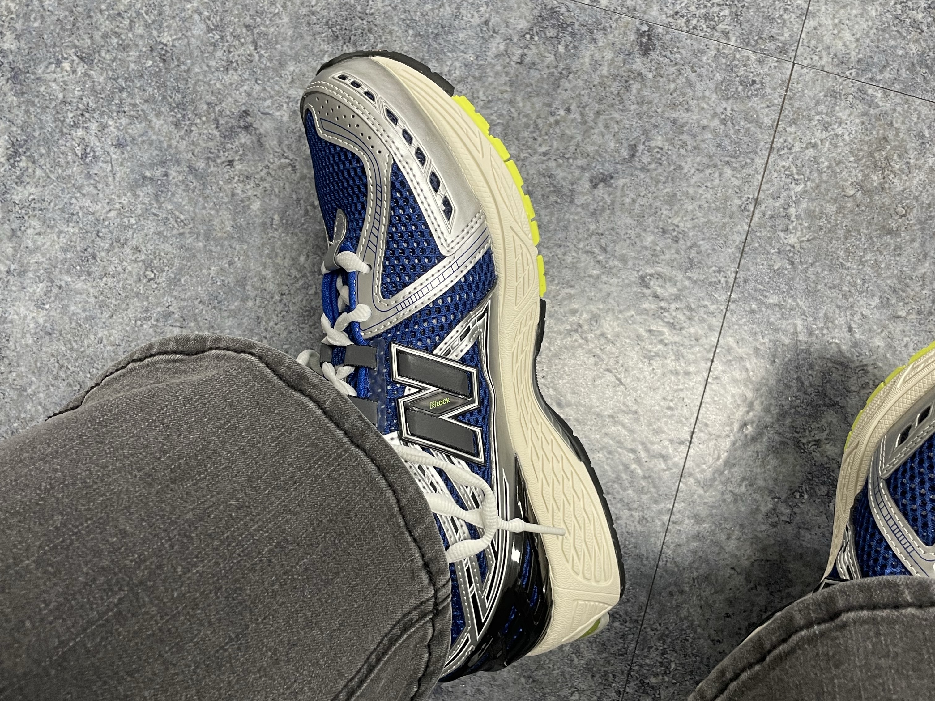 New Balance 1906R Team Royal Thirty Watt 착용 스타일