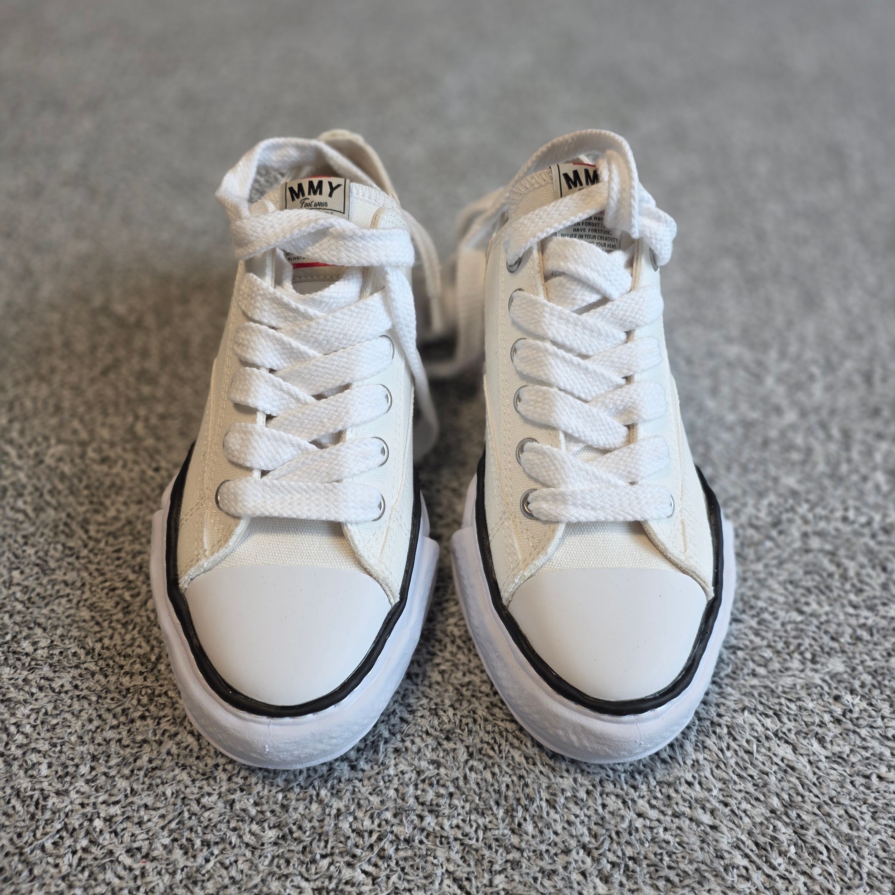 Maison Mihara Yasuhiro Peterson OG Sole Canvas Low Sneakers White, Maison Mihara Yasuhiro Blakey OG Sole Canvas Low-top Sneakers Black White 착용 스타일 - 2