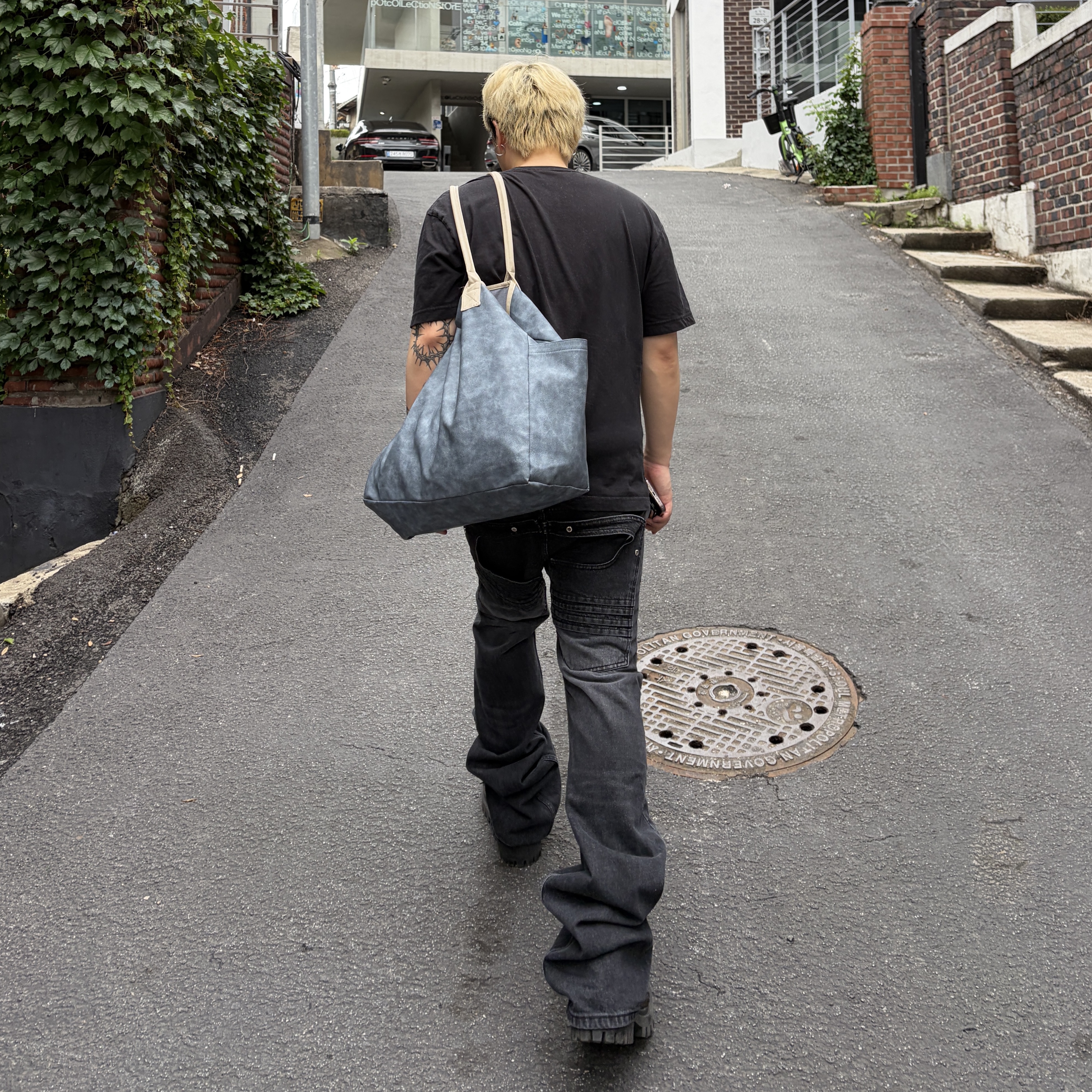 Aoiro Shogo(初号) Big Bag Matte Brown, Balenciaga Combat Strike Boots Black 착용 스타일 - 1