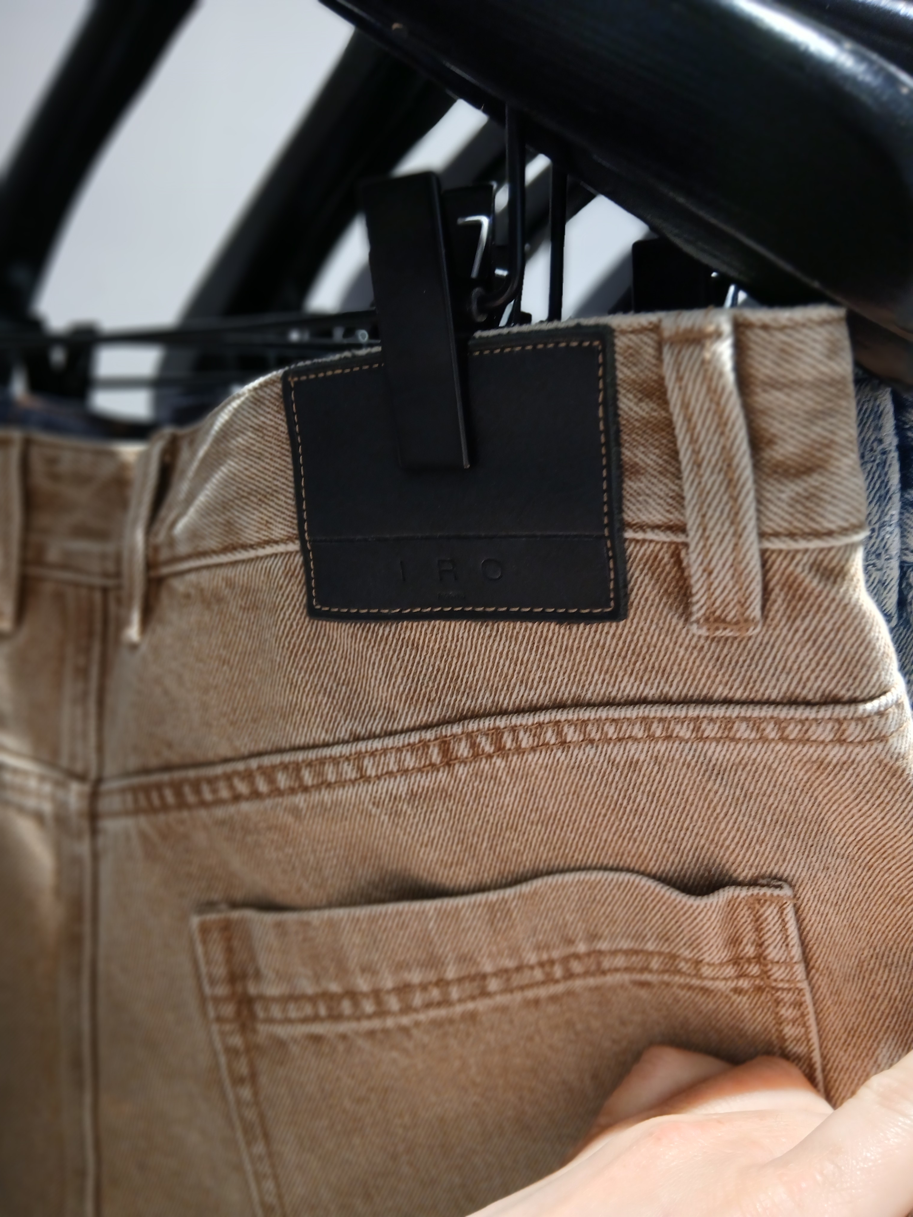 Iro Inatta Pigment-Washed One-Tuck Short Pants Khaki, Iro Palmtree Nylon Ball Cap Navy 착용 스타일 - 5