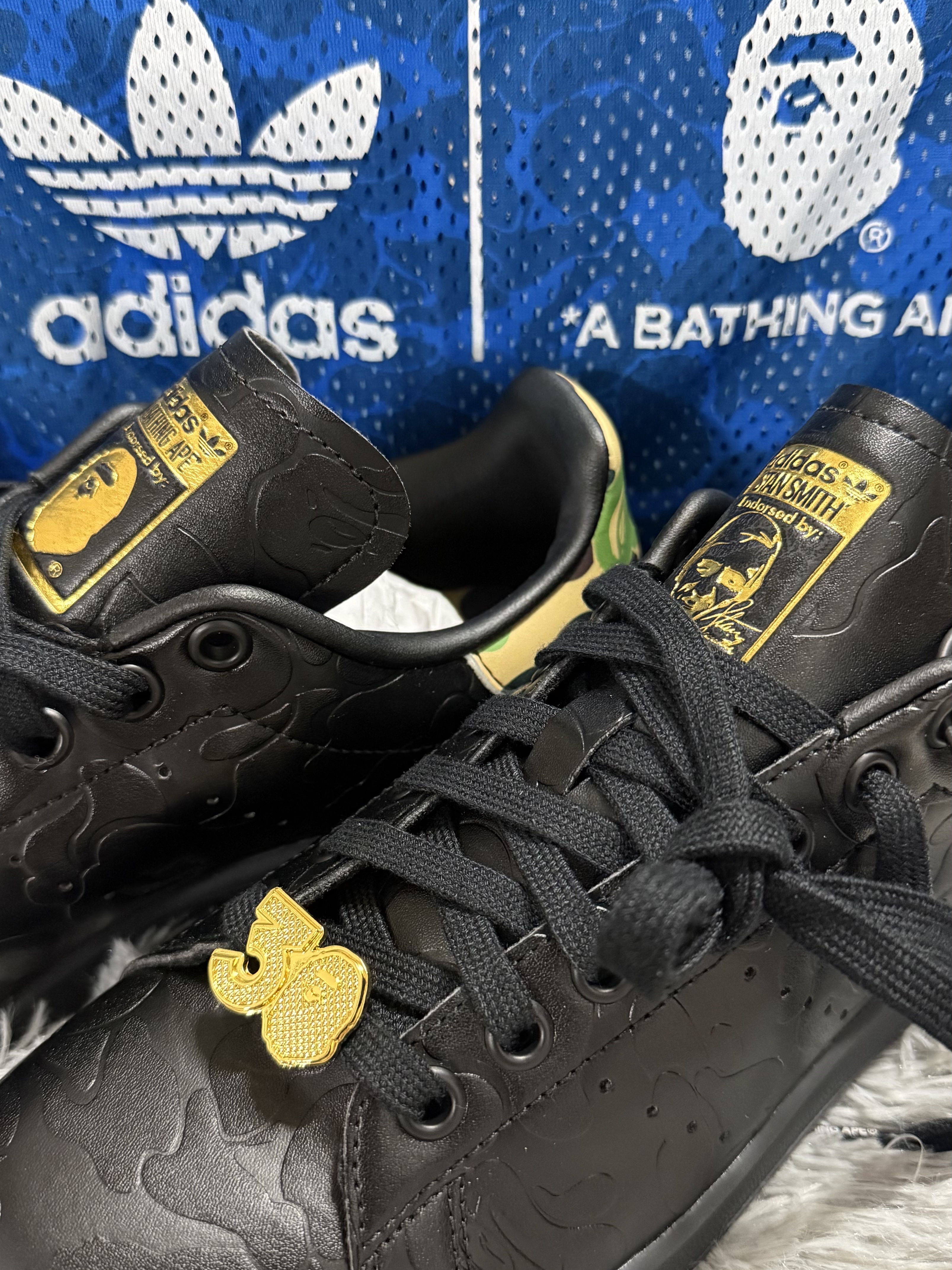 Adidas x BAPE Stan Smith Core Black Gold Metallic 착용 스타일 - 2