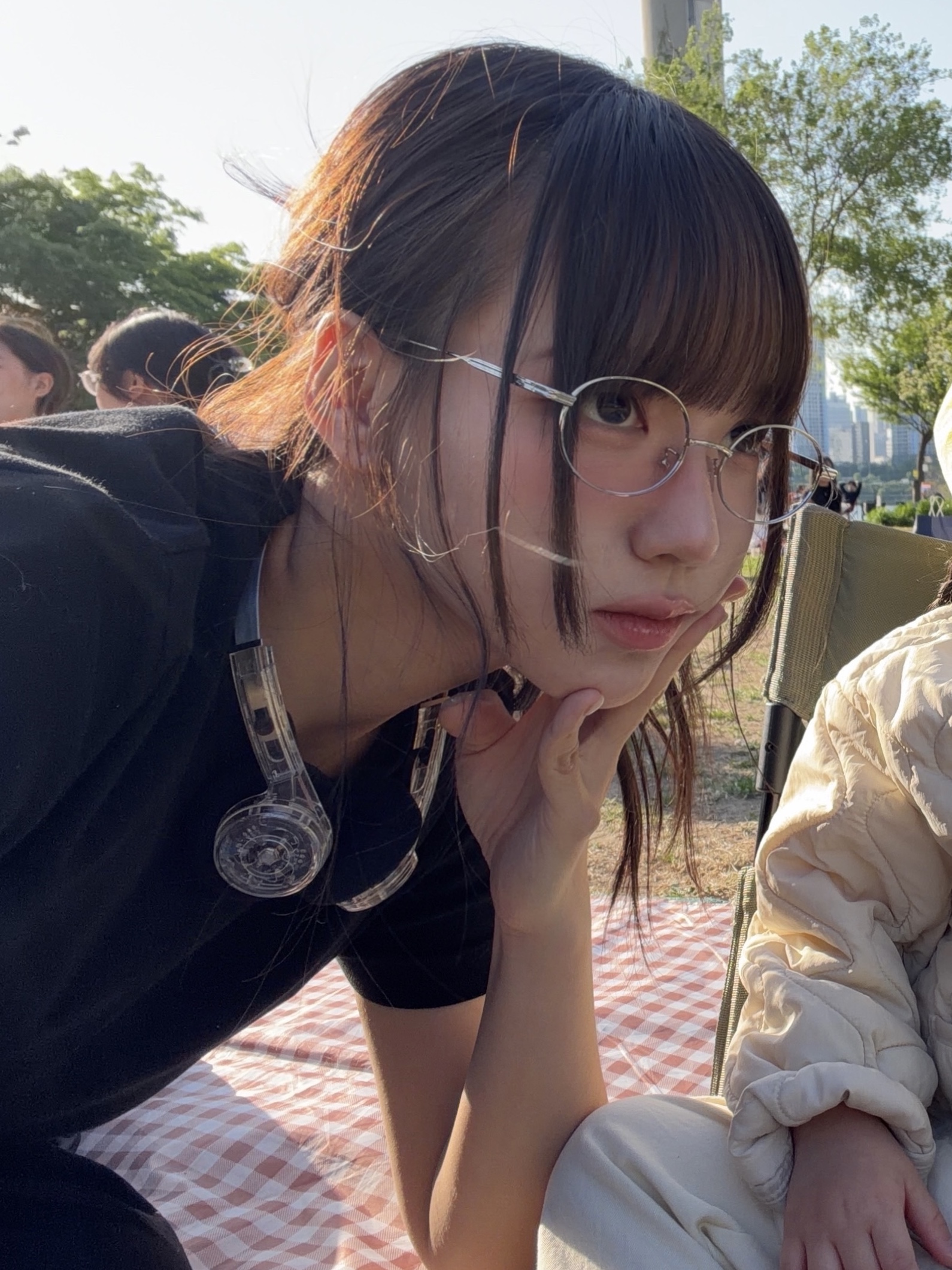 MONDO Freestyle On Ear Headphone Transparent, (W) Alo Yoga 90's Claw Clip Brown Tortoise 착용 스타일 - 1