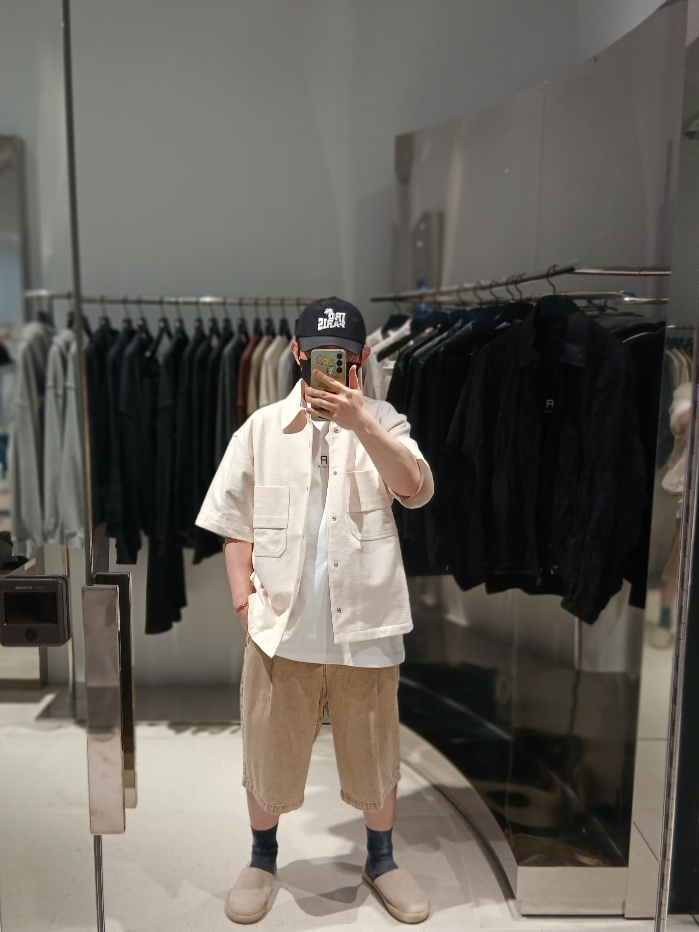 Iro Inatta Pigment-Washed One-Tuck Short Pants Khaki, Iro Palmtree Nylon Ball Cap Navy 착용 스타일 - 6