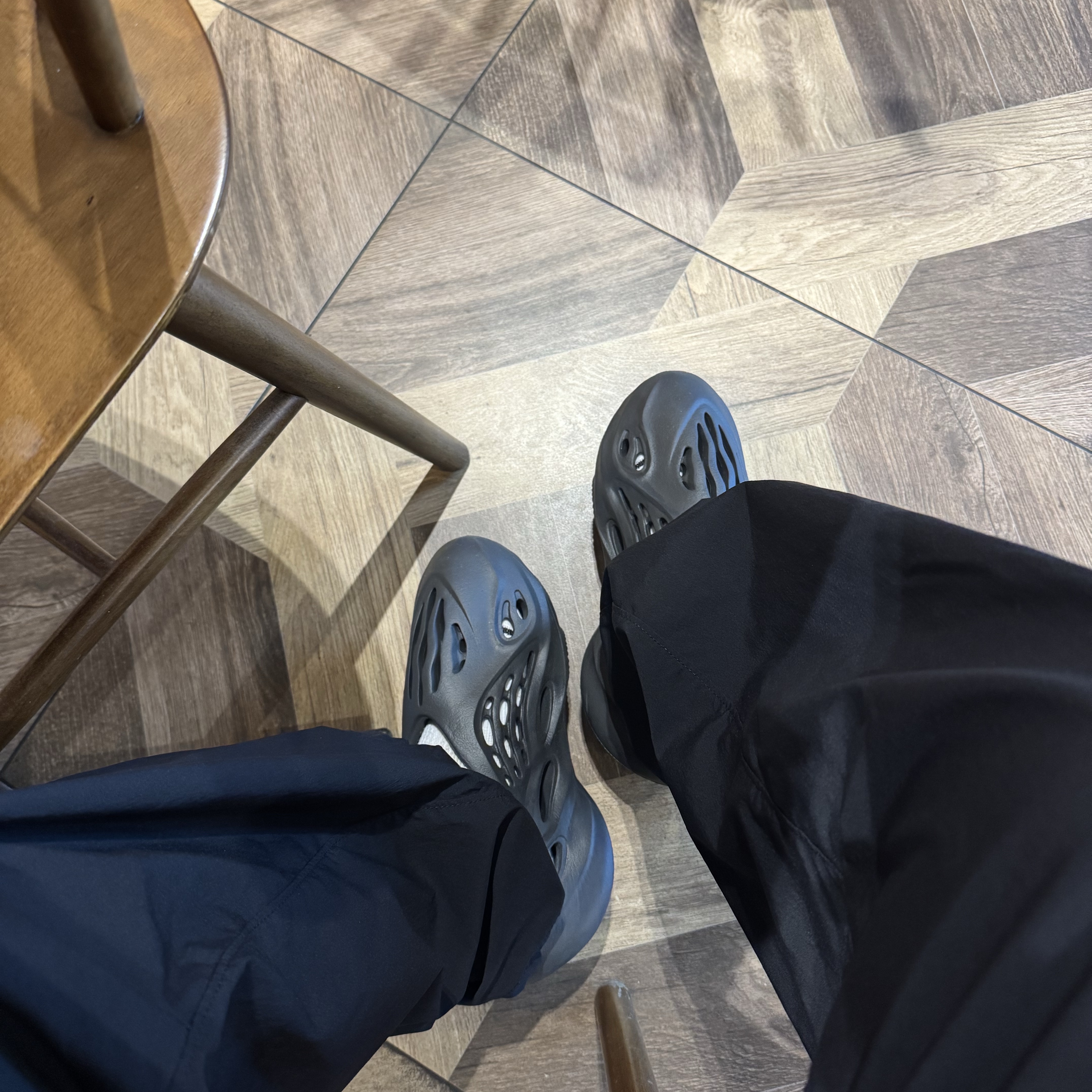 Adidas Yeezy Foam RNNR Onyx 착용 스타일