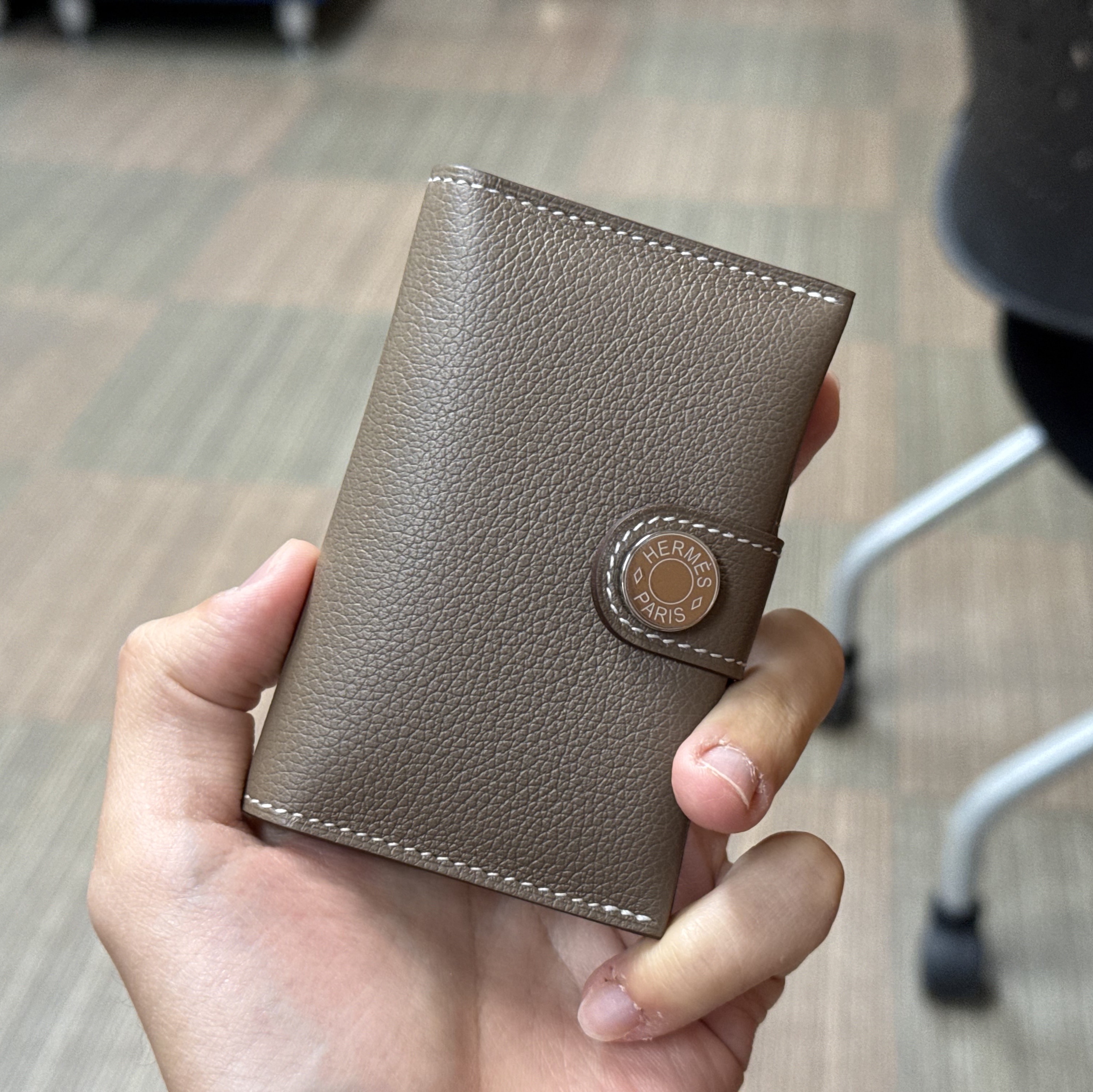 Hermes R.M.S Card Holder Evercolor & Palladium Etoupe 착용 스타일