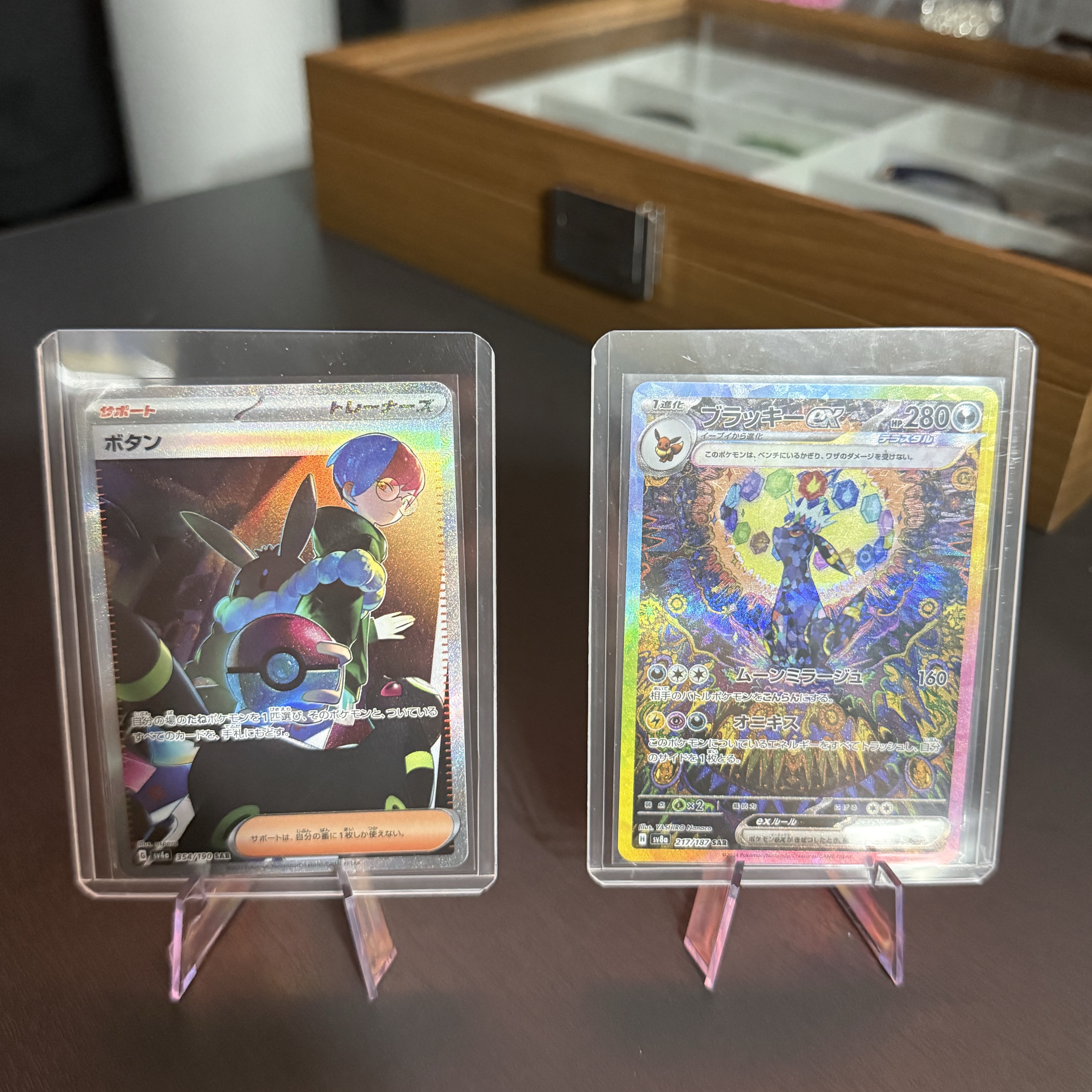 Pokemon TCG Penny SAR Shiny Treasure ex (Japanese Ver.), Pokemon TCG Umbreon ex SAR Terastal Fest ex (Japanese Ver.) 착용 스타일