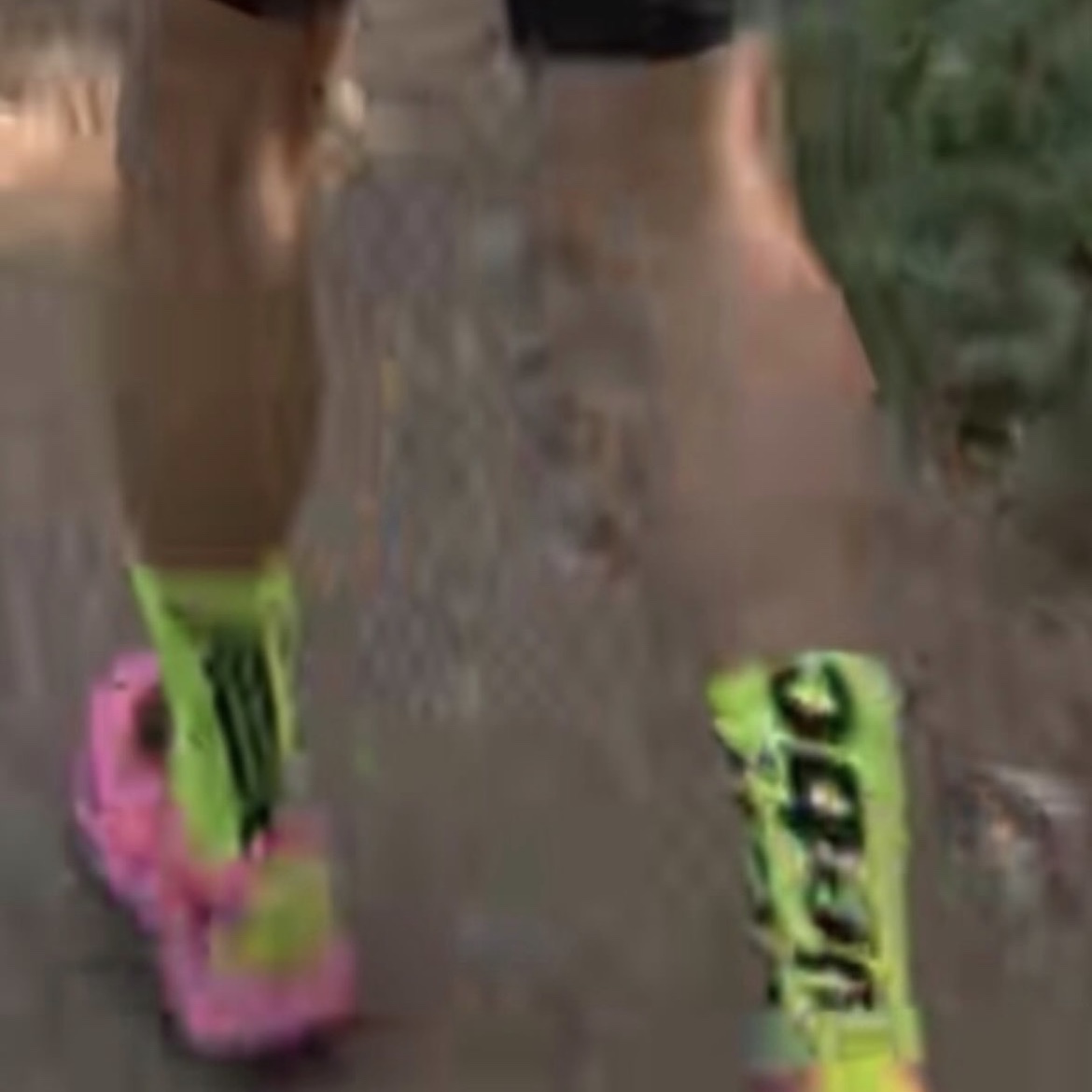 Salomon x Mental Athletic Shorts Deep Black, Hoka Mafate 5 Neon Rose Black 착용 스타일 - 4