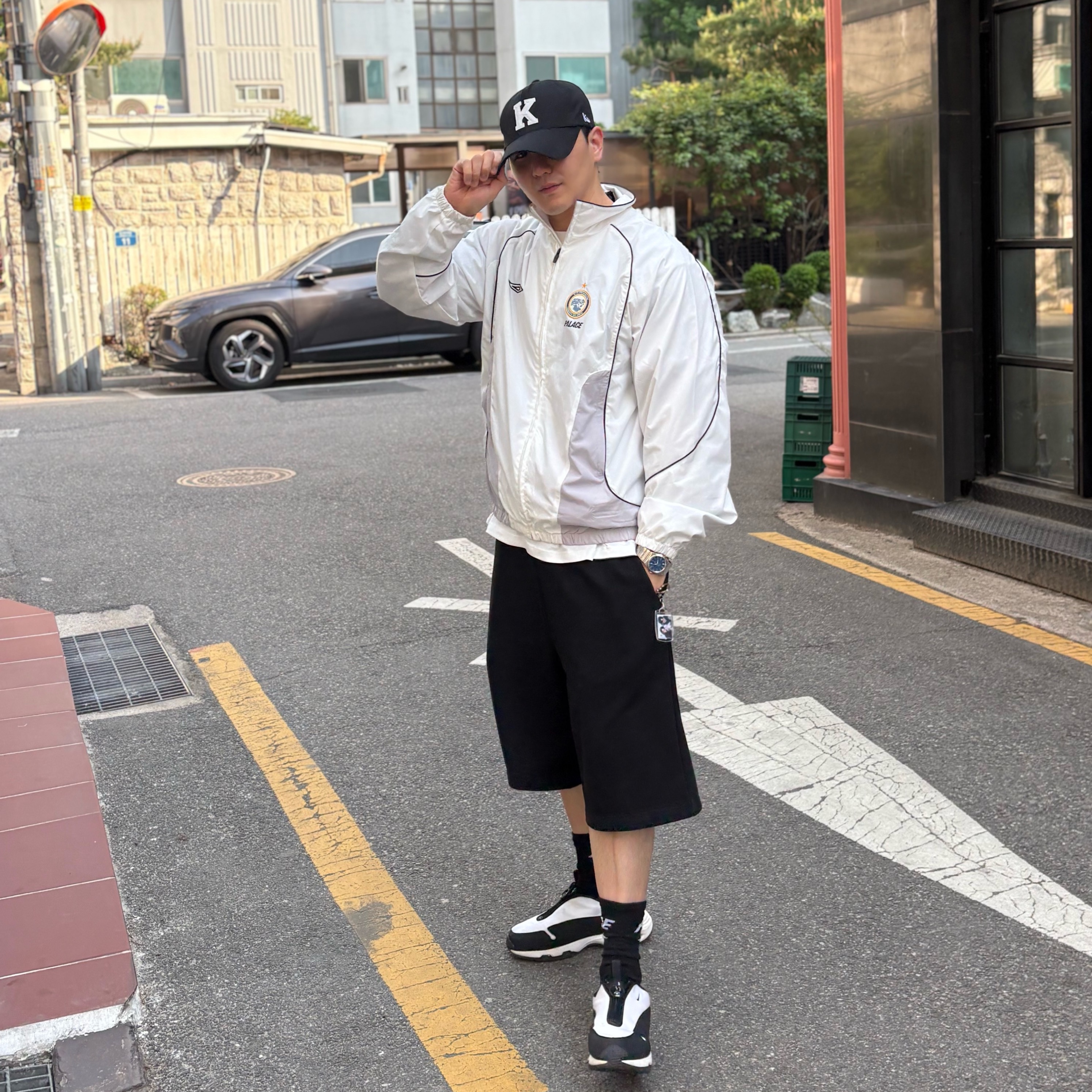 Palace x Umbro Track Jacket White - 24SS, Kamien x KOIN SEOUL K Logo Ball Cap Black 착용 스타일 - 3