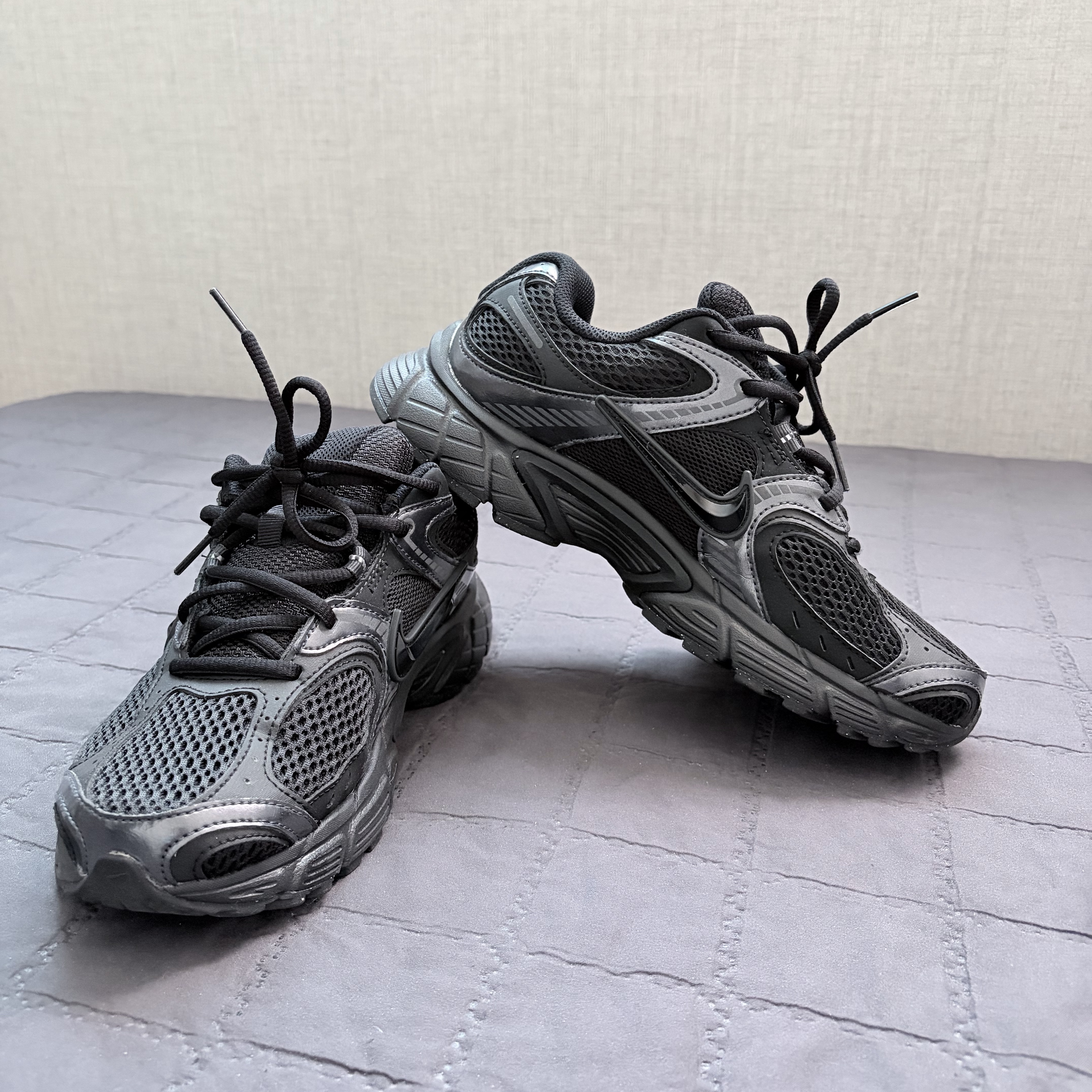 Nike V5 RNR Black Anthracite 착용 스타일 - 2