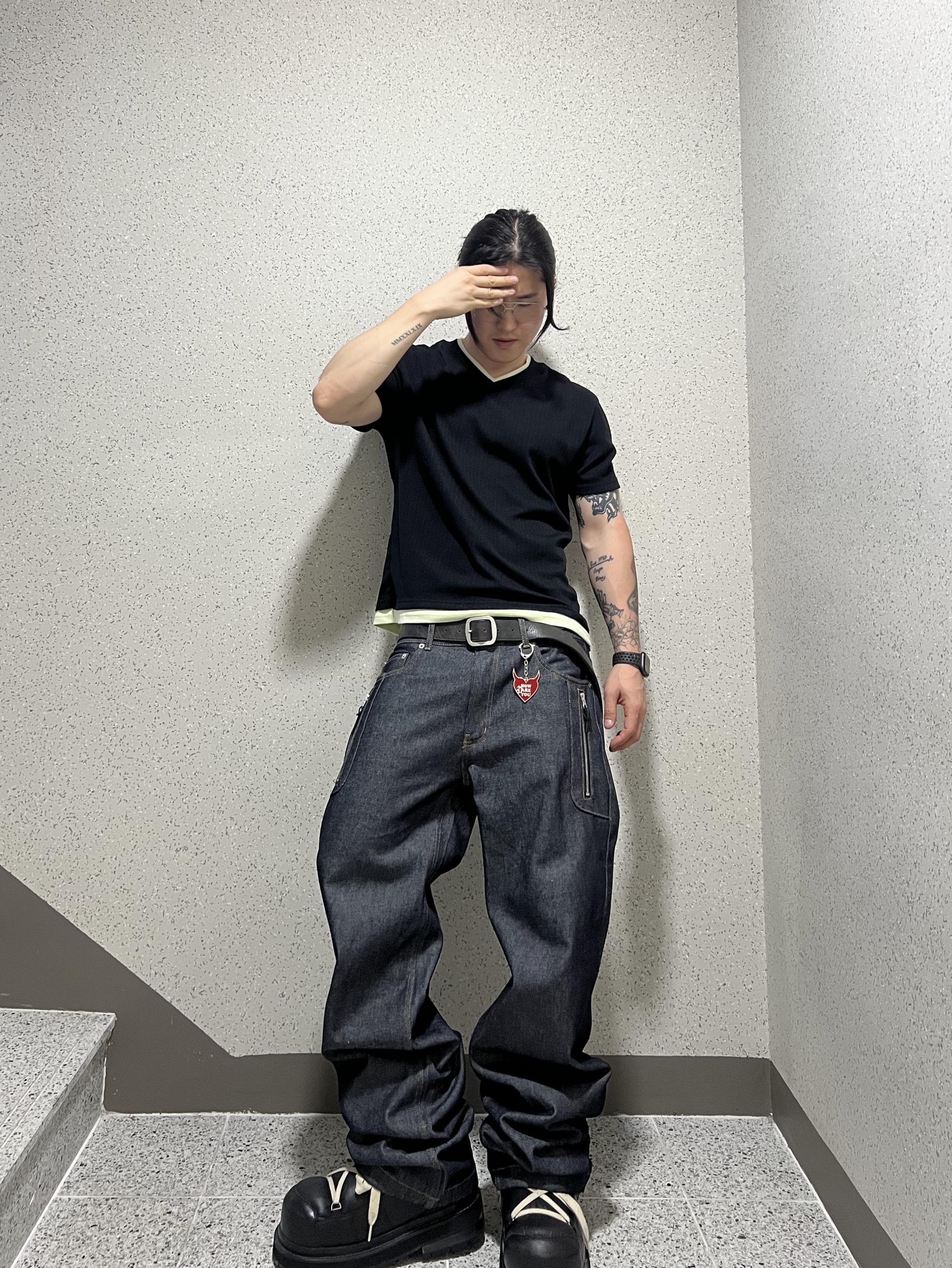 MJD Low-Rise Dual Zip Denim Indigo, Undermycar MU.128 Original Logo Cracked Leather Belt Silver / Black 착용 스타일 - 1