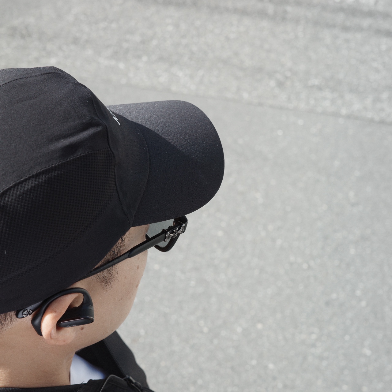 DECATHLON Running Cap V2 Smoked Black 착용 스타일 - 1