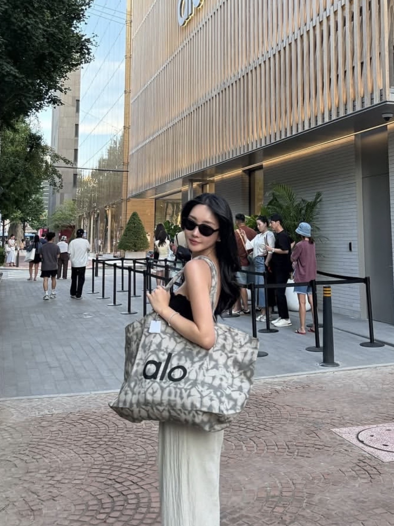 Alo Yoga Iconic Shopper Tote Bag Grey Tiedye 착용 스타일 - 2