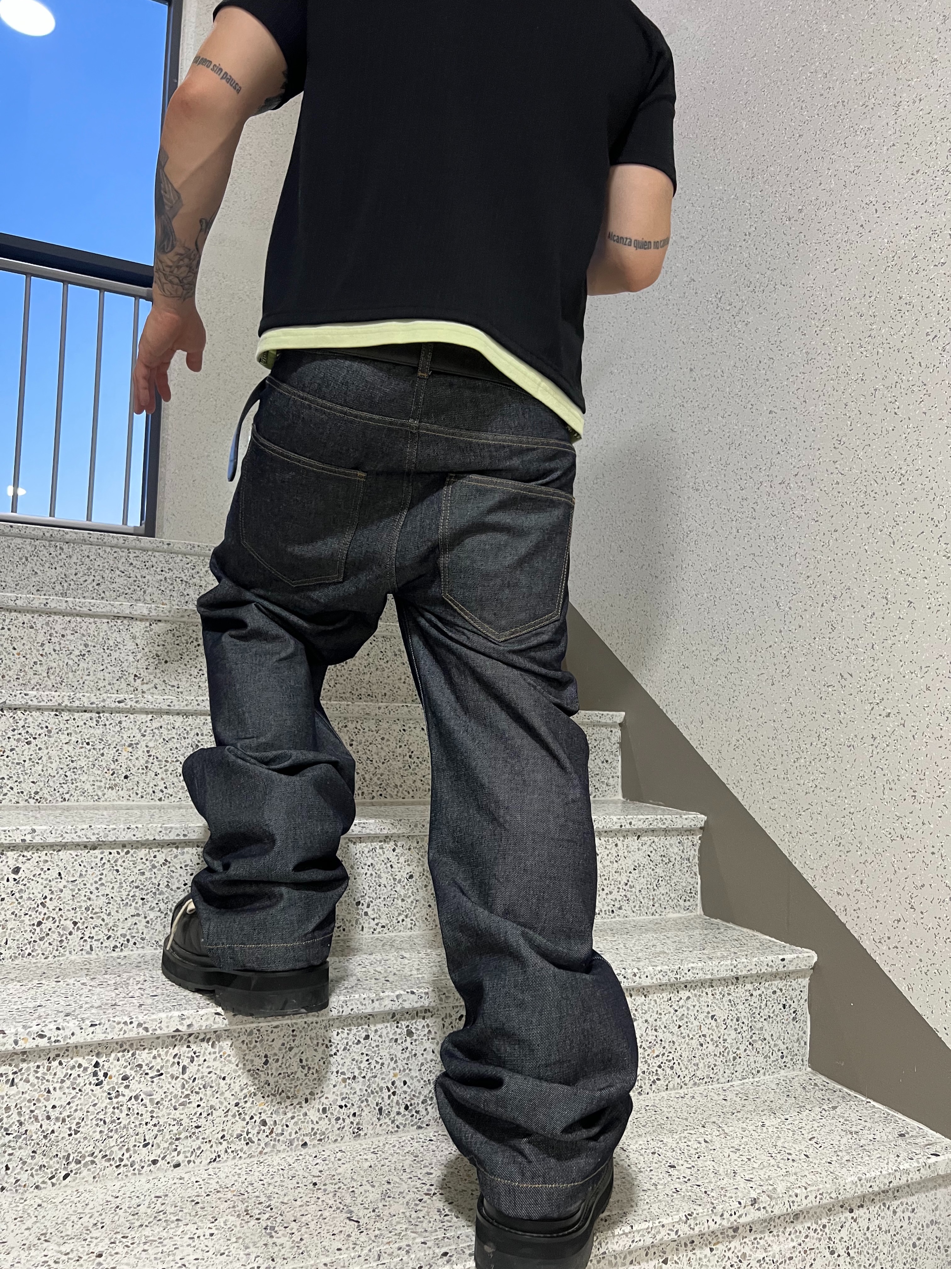 MJD Low-Rise Dual Zip Denim Indigo, Undermycar MU.128 Original Logo Cracked Leather Belt Silver / Black 착용 스타일 - 3