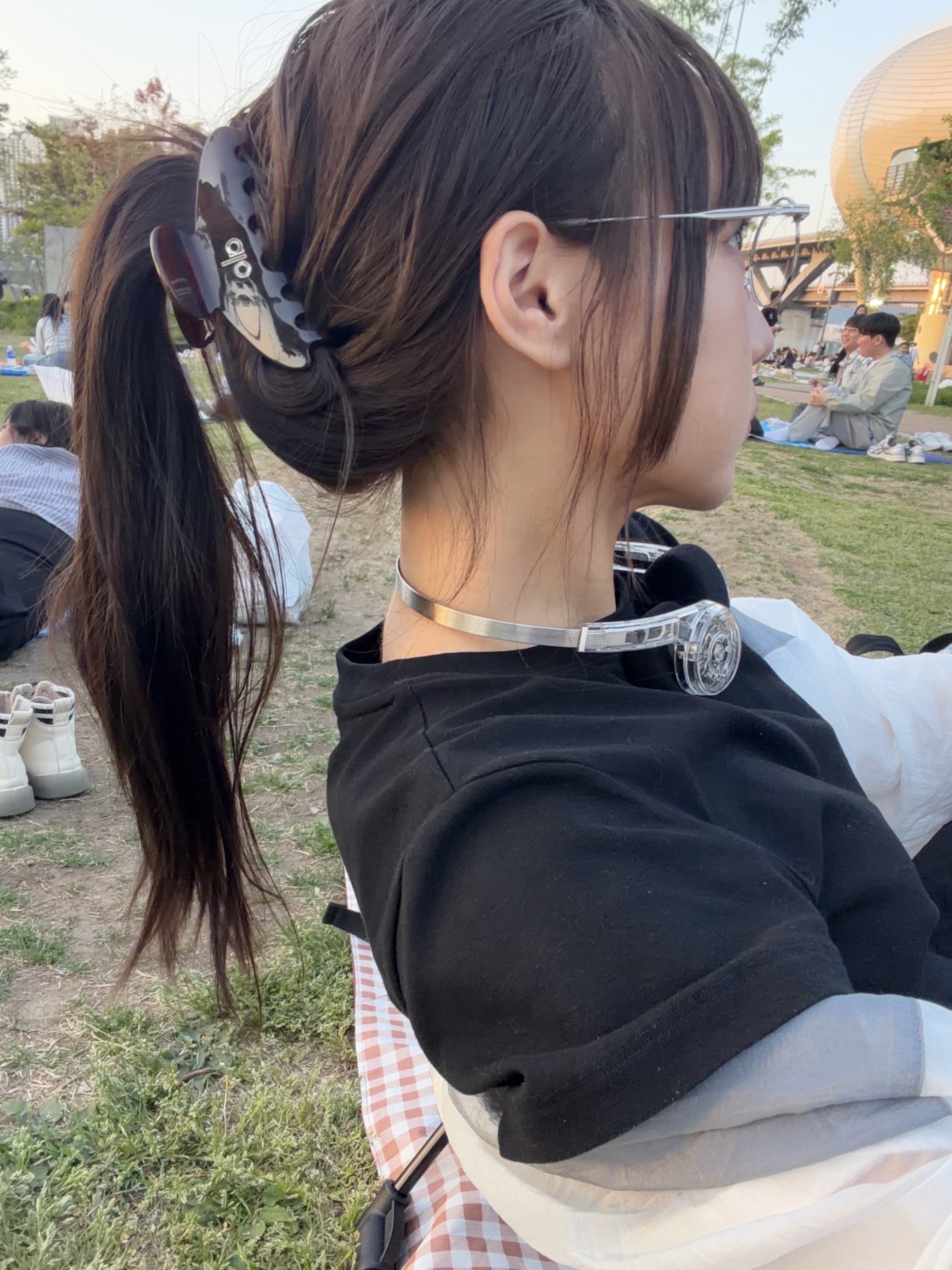 MONDO Freestyle On Ear Headphone Transparent, (W) Alo Yoga 90's Claw Clip Brown Tortoise 착용 스타일 - 2