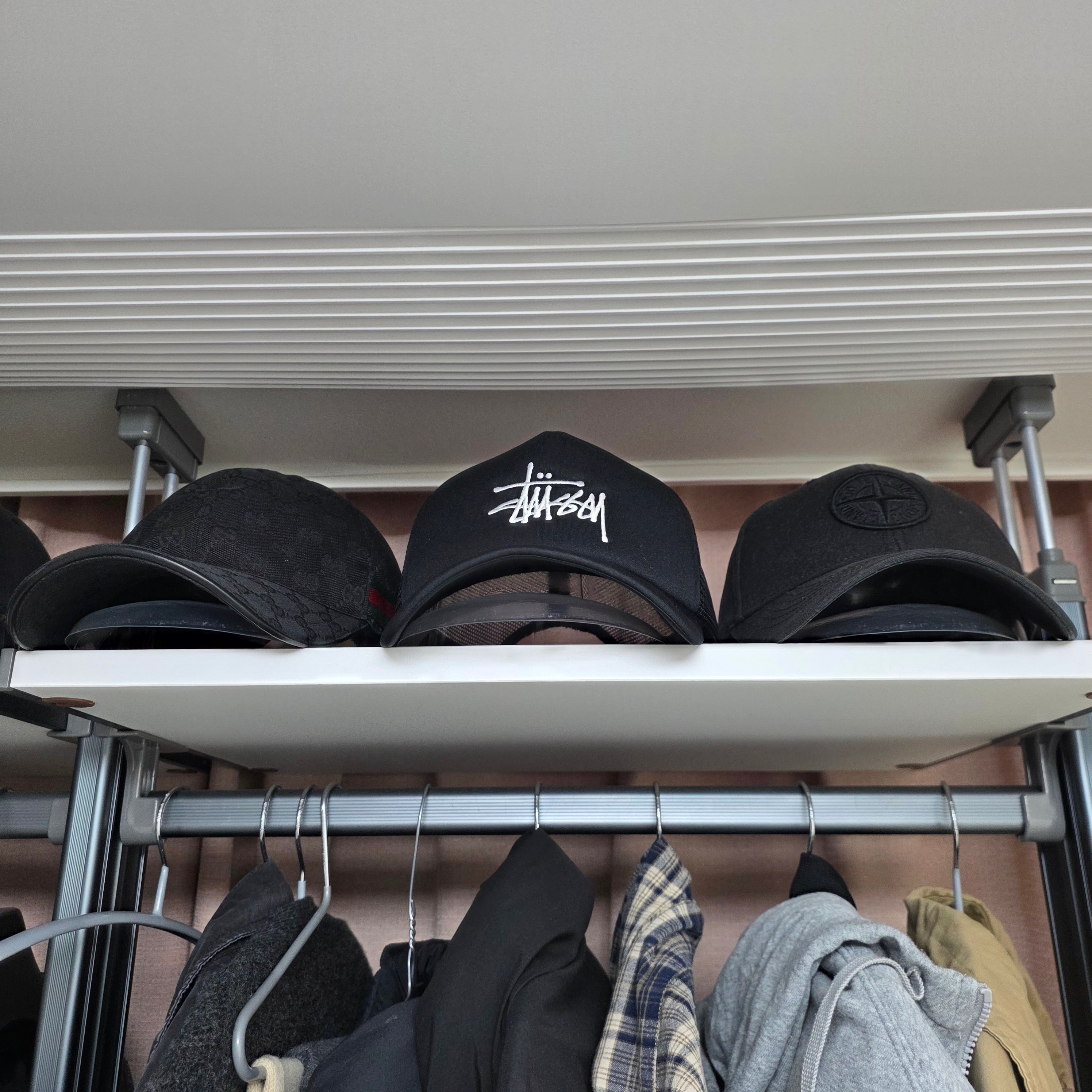 Stussy Basic Trucker Cap Black 착용 스타일 - 2